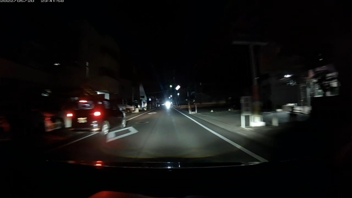 ５月２０日㈮遭遇７台。旧街道（旧道）経由ルート３０００ｍ。  ⓪ルート上第１の分岐点と第２の分岐点を共に監視できる場所に自転車の立ち話２人。  ①白　プリウス　岡山３３０　あ　１２２１　　７００ｍ  ②白　ムーヴ　　岡山５８４　〇　・４２６　１０００ｍ（３桁＆死にナンバー）  ③紫　アクア　　岡山５０２　や　２６９７　１８００ｍ  ④白　ハスラー　岡山５９２　よ　・８１８　２０００ｍ（３桁ナンバー）  ⑤白　プリウス　岡山３０Ⅹ　み　・・・８　２１００ｍ（１桁ナンバー）  ⑥黒　タクシー　岡山５００　あ　５２９６　２３００ｍ  ⑦黒　軽自動車　岡山５８５　こ　・６１４　２７００ｍ（３桁ナンバー）  　※７台もの車が湧いていること自体が不自然
