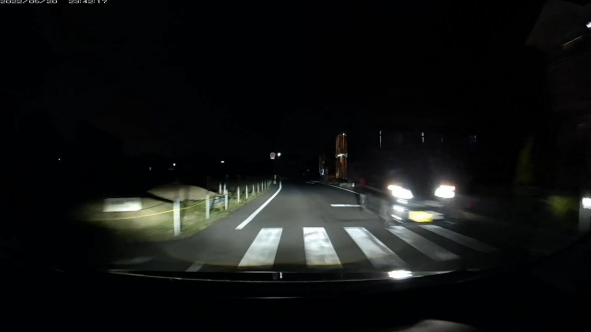 ５月２０日㈮遭遇７台。旧街道（旧道）経由ルート３０００ｍ。  ⓪ルート上第１の分岐点と第２の分岐点を共に監視できる場所に自転車の立ち話２人。  ①白　プリウス　岡山３３０　あ　１２２１　　７００ｍ  ②白　ムーヴ　　岡山５８４　〇　・４２６　１０００ｍ（３桁＆死にナンバー）  ③紫　アクア　　岡山５０２　や　２６９７　１８００ｍ  ④白　ハスラー　岡山５９２　よ　・８１８　２０００ｍ（３桁ナンバー）  ⑤白　プリウス　岡山３０Ⅹ　み　・・・８　２１００ｍ（１桁ナンバー）  ⑥黒　タクシー　岡山５００　あ　５２９６　２３００ｍ  ⑦黒　軽自動車　岡山５８５　こ　・６１４　２７００ｍ（３桁ナンバー）  　※７台もの車が湧いていること自体が不自然