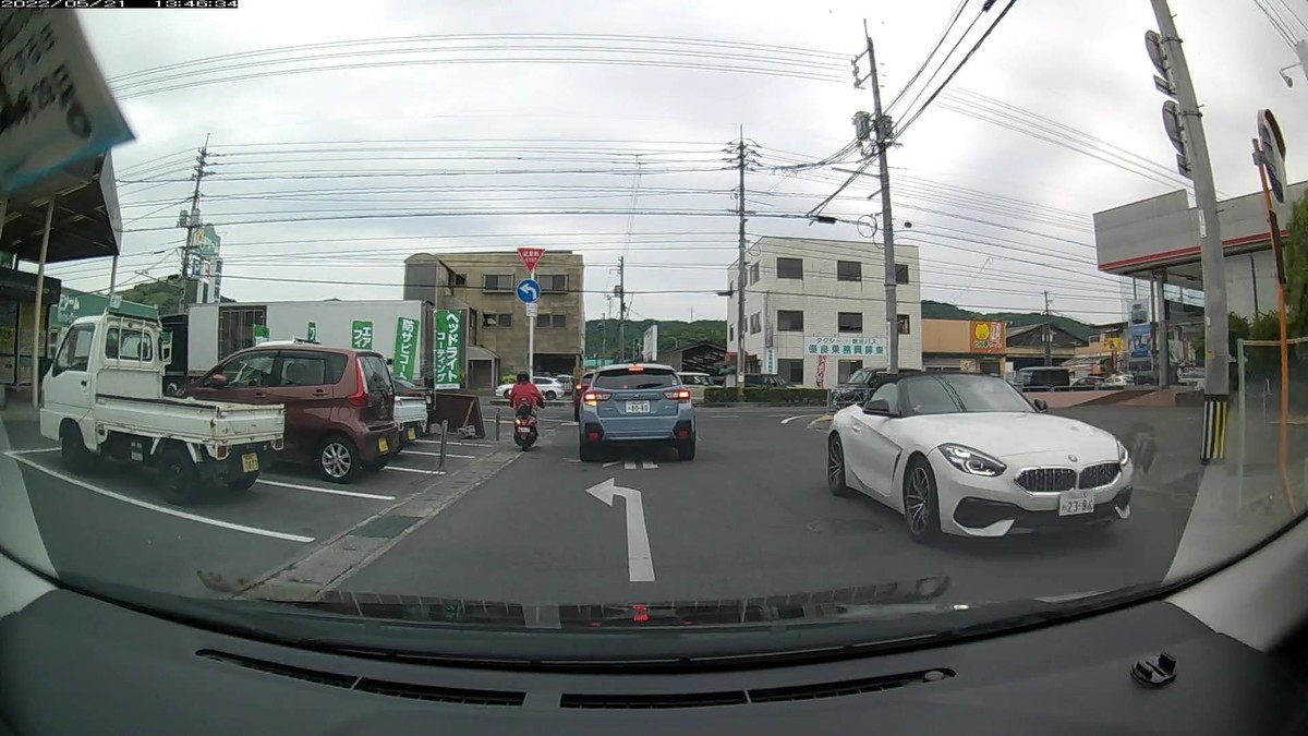☆★☆【令和4年5月21日㈯遭遇車リスト】 国道経由ルート、走行距離3500m 自宅 1300m圏内(毎日必ず嫌がらせ容疑車が現れる圏内)の登場車総数6台。 目的地1500m圏内(上記圏内に次いで嫌がらせ容疑車多発)の登場車総数6台。 〇塗色 遭遇順 車種 ナンバー 自宅からの距離(特徴&容疑) ①黒 ワゴンR 岡山581 の ・424 30~250m(3桁死ねよナンバー) ②白 NーWGN 岡山583 つ 2386 250m (②と⑤が同一ナンバー) ③白 カムリ 江東310 つ 5000 250m (4桁中3桁同字ナンバー) ⑤白 Z4 岡山330 ね 2386 1300m (②と⑤が同一ナンバー) ⑥青 XV 岡山350 ぬ 8080 1300m (青系塗色) ➏黒 A3 岡山331 や 3333 2800m (4桁全同字ナンバー)