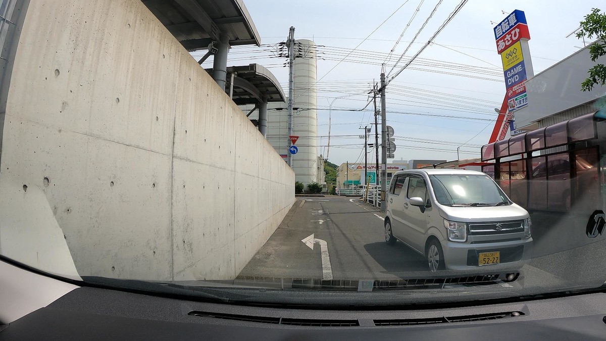 ☆★☆【令和４年５月２８日㈯遭遇車リスト】  国道経由ルート、走行距離３８００ｍ  　自宅　９００ｍ圏内（毎日必ず嫌がらせ容疑車が現れる圏内）の登場車総数３台。  　目的地３００ｍ圏内（上記圏内に次いで嫌がらせ容疑車多発）の登場車総数０台。  〇塗色　遭遇順　車種　ナンバー　　　　　　　　自宅からの距離（特徴＆容疑）  ②白　プリウス　岡山３３８　そ　１１２６　　９００ｍ（③引き連れ）  ③銀　ワゴンＲ　岡山５８１　に　５２２２　　９００ｍ（４桁中３桁同字ナンバー）