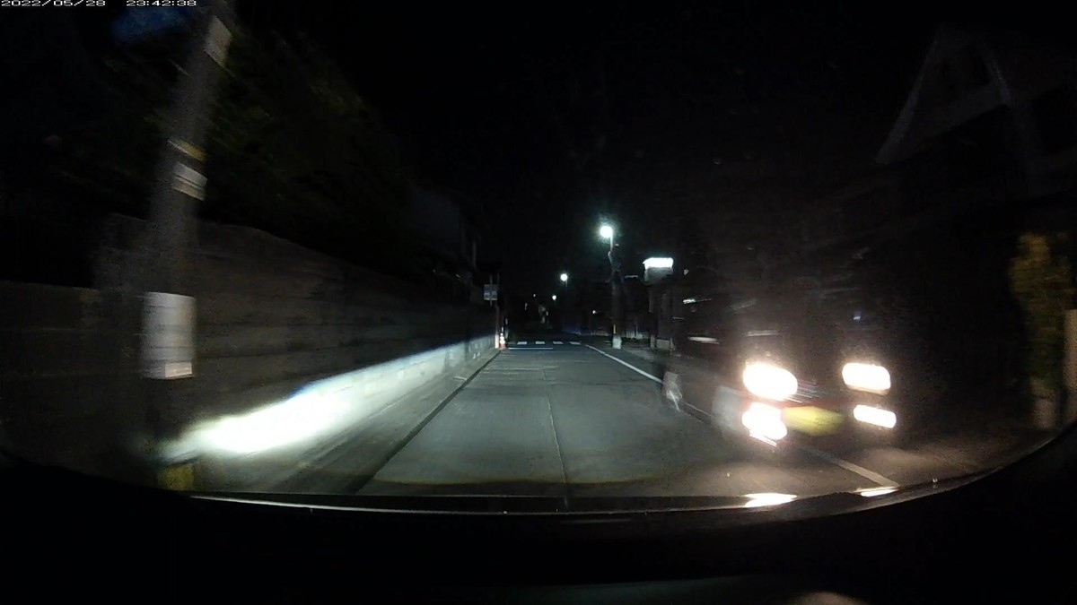 【令和４年５月２８日㈯深夜遭遇車リスト】  遭遇２台。旧街道（旧山陽道）経由ルート３０００ｍ。  ①黒　　プリウス　　岡山３０Ｆ　〇　・・・５　１３００ｍ（１桁ナンバー）　　  ②赤　　軽自動車　　岡山５８〇　た　７８３８　１７００ｍ（赤塗色）  　※同週６日経過で、最初２台ないし最後２台に４桁中３桁以上同字ナンバーが含まれるのは５回目。偶発たり得ないと感じて当然。ほんの２台としか遭遇しなくても、確実に毎晩の嫌がらせ容疑要件満足車が含まれる。同夜も２台共、容疑要件満足車。