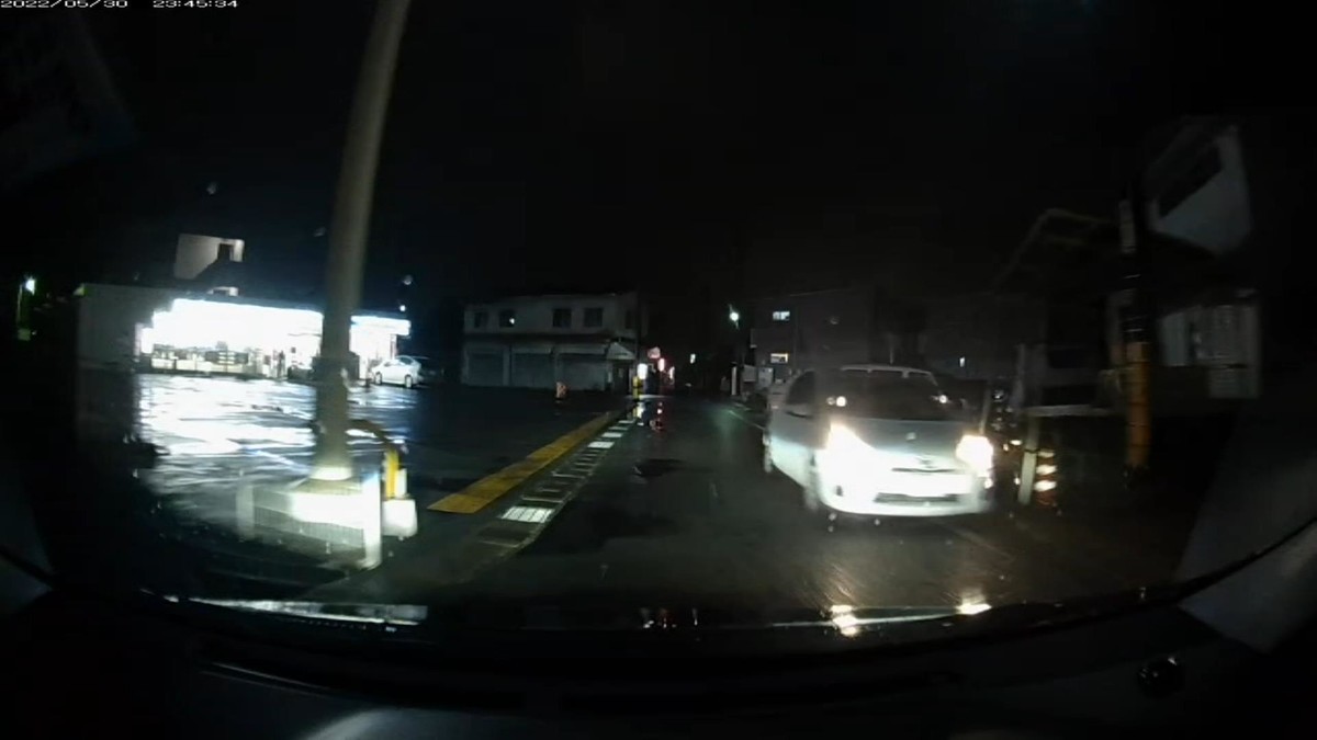 【令和４年５月３０日㈪深夜遭遇車リスト】  遭遇４台。旧街道（旧山陽道）経由ルート３０００ｍ。  ①白　軽トラ　　　〇〇〇〇〇　〇　〇〇〇〇　　　５０ｍ（偵察役？）  ②白　アクア　　　熊本５０２　〇　７３１９　　６００ｍ（偵察役？）  ③白　車種不明　　岡山〇〇〇　つ　９７７０　１５００ｍ  ④銀　プリウス　　岡山３７７　と　８０００　１５００ｍ（４桁中３桁同字ナンバー）  　※旧街道経由ルートで帰宅するのは、前週月曜日から数えて６回目。そして、その６回全て、最初ないし最後２台以内に４桁中３桁以上同字ナンバー（１桁含む）が現れている。非合法なレベルで監視していなければ実現しない嫌がらせ状況。