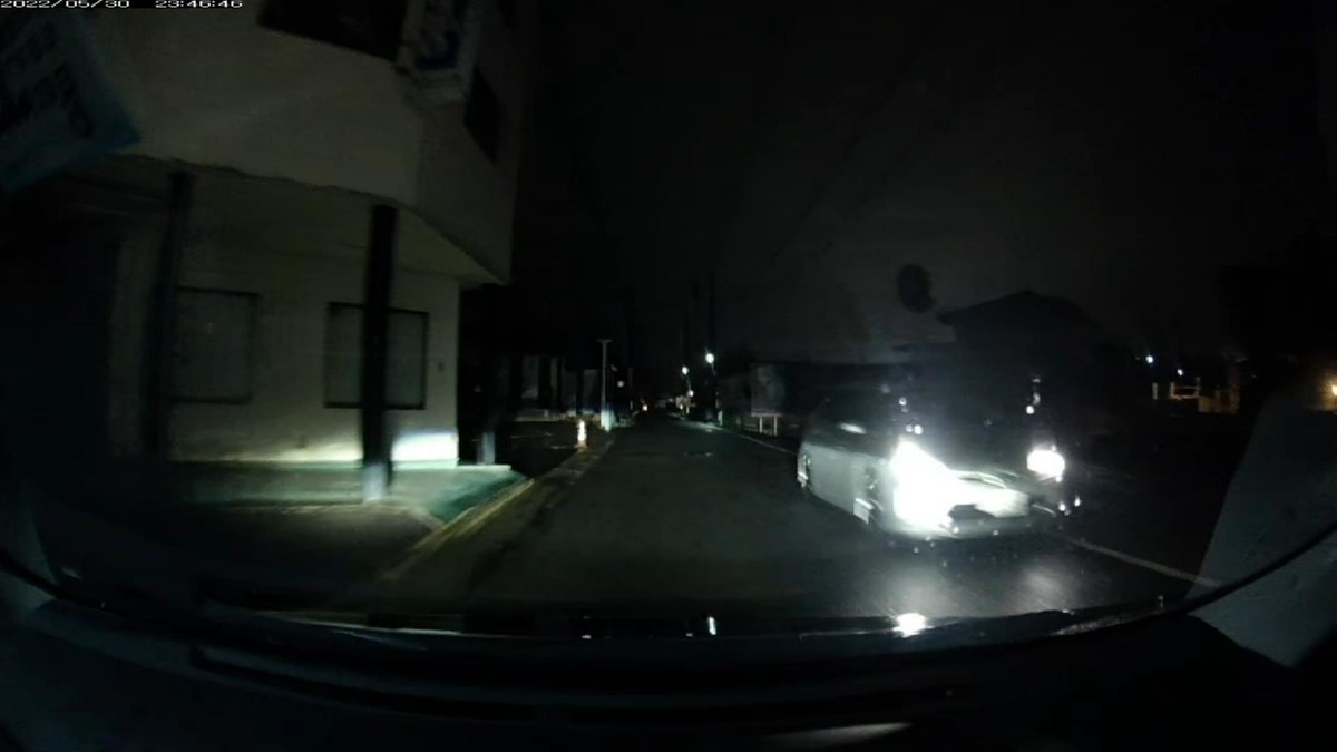 【令和４年５月３０日㈪深夜遭遇車リスト】  遭遇４台。旧街道（旧山陽道）経由ルート３０００ｍ。  ①白　軽トラ　　　〇〇〇〇〇　〇　〇〇〇〇　　　５０ｍ（偵察役？）  ②白　アクア　　　熊本５０２　〇　７３１９　　６００ｍ（偵察役？）  ③白　車種不明　　岡山〇〇〇　つ　９７７０　１５００ｍ  ④銀　プリウス　　岡山３７７　と　８０００　１５００ｍ（４桁中３桁同字ナンバー）  　※旧街道経由ルートで帰宅するのは、前週月曜日から数えて６回目。そして、その６回全て、最初ないし最後２台以内に４桁中３桁以上同字ナンバー（１桁含む）が現れている。非合法なレベルで監視していなければ実現しない嫌がらせ状況。