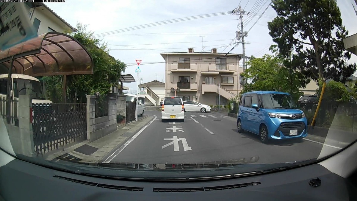 ☆★☆【令和4年6月1日㈬遭遇車リスト】 国道経由ルート、走行距離3800m 自宅 300m圏内(毎日必ず嫌がらせ容疑車が現れる圏内)の登場車総数5台。 目的地900m圏内(上記圏内に次いで嫌がらせ容疑車多発)の登場車総数4台。 〇塗色 遭遇順 車種 ナンバー 自宅からの距離(特徴&容疑) ①白 ワゴンR 岡山581 あ ・735 20m~50m(3桁ナンバー) ②白 XV 岡山337 さ ・106 80m (3桁2連続) ④黒 ハリアー 岡山387 ま ・・・7 200m (1桁ナンバー) ➍黒 ヴィッツ 岡山501 わ 5888 3200m (4桁中3桁同字ナンバー) ➋青 タンク 岡山502 な ・582 3500m (3桁&青塗色)