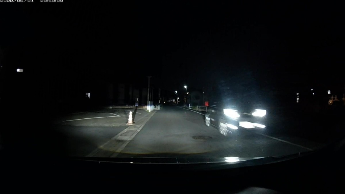 【令和4年6月4日㈯深夜遭遇車リスト】 遭遇6台。旧街道(旧山陽道)経由ルート3000m。 ①黒 軽自動車 岡山59L た ・・77 1600m(2桁ナンバー) ②黒 フィット 岡山503 〇 3703 1800m ③白 フリード 岡山547 ま ・・・8 1900m(1桁ナンバー) ④暗赤 パッソ? 岡山502 〇 2697 2000m ⑤銀 アイシス 岡山502 た 5348 2100m ⑥黒 プリウス 岡山330 ふ 7107 2100m ※①の・・77は、度々自宅集落入り口前に待ち構えていた過去のある特定容疑車。 ※かつては一台の車とも遭遇しない夜が当たり前だったルートに、毎晩6台もの遭遇車がいること自体が不自然。 ※嫌がらせは続けつつ、割合的不均衡さを希釈し、すべての加害を偶発として強弁する腹積もりの演出であると訝しめる。