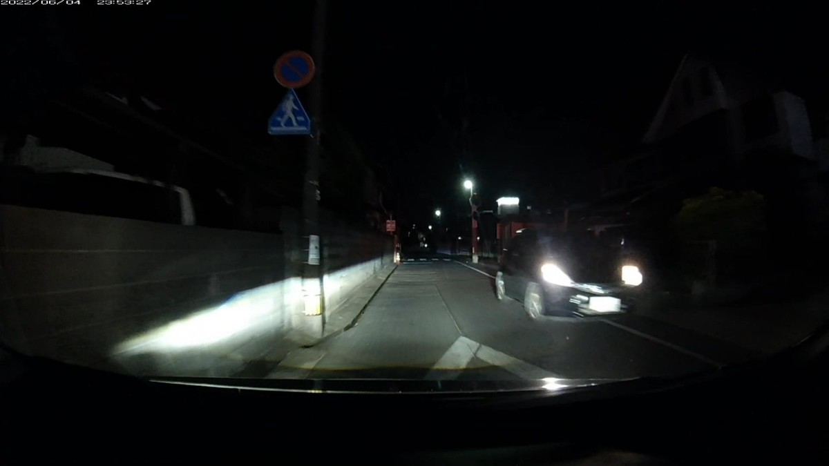 【令和4年6月4日㈯深夜遭遇車リスト】 遭遇6台。旧街道(旧山陽道)経由ルート3000m。 ①黒 軽自動車 岡山59L た ・・77 1600m(2桁ナンバー) ②黒 フィット 岡山503 〇 3703 1800m ③白 フリード 岡山547 ま ・・・8 1900m(1桁ナンバー) ④暗赤 パッソ? 岡山502 〇 2697 2000m ⑤銀 アイシス 岡山502 た 5348 2100m ⑥黒 プリウス 岡山330 ふ 7107 2100m ※①の・・77は、度々自宅集落入り口前に待ち構えていた過去のある特定容疑車。 ※かつては一台の車とも遭遇しない夜が当たり前だったルートに、毎晩6台もの遭遇車がいること自体が不自然。 ※嫌がらせは続けつつ、割合的不均衡さを希釈し、すべての加害を偶発として強弁する腹積もりの演出であると訝しめる。