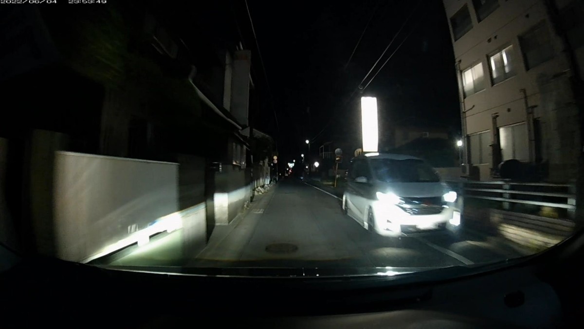 【令和4年6月4日㈯深夜遭遇車リスト】 遭遇6台。旧街道(旧山陽道)経由ルート3000m。 ①黒 軽自動車 岡山59L た ・・77 1600m(2桁ナンバー) ②黒 フィット 岡山503 〇 3703 1800m ③白 フリード 岡山547 ま ・・・8 1900m(1桁ナンバー) ④暗赤 パッソ? 岡山502 〇 2697 2000m ⑤銀 アイシス 岡山502 た 5348 2100m ⑥黒 プリウス 岡山330 ふ 7107 2100m ※①の・・77は、度々自宅集落入り口前に待ち構えていた過去のある特定容疑車。 ※かつては一台の車とも遭遇しない夜が当たり前だったルートに、毎晩6台もの遭遇車がいること自体が不自然。 ※嫌がらせは続けつつ、割合的不均衡さを希釈し、すべての加害を偶発として強弁する腹積もりの演出であると訝しめる。