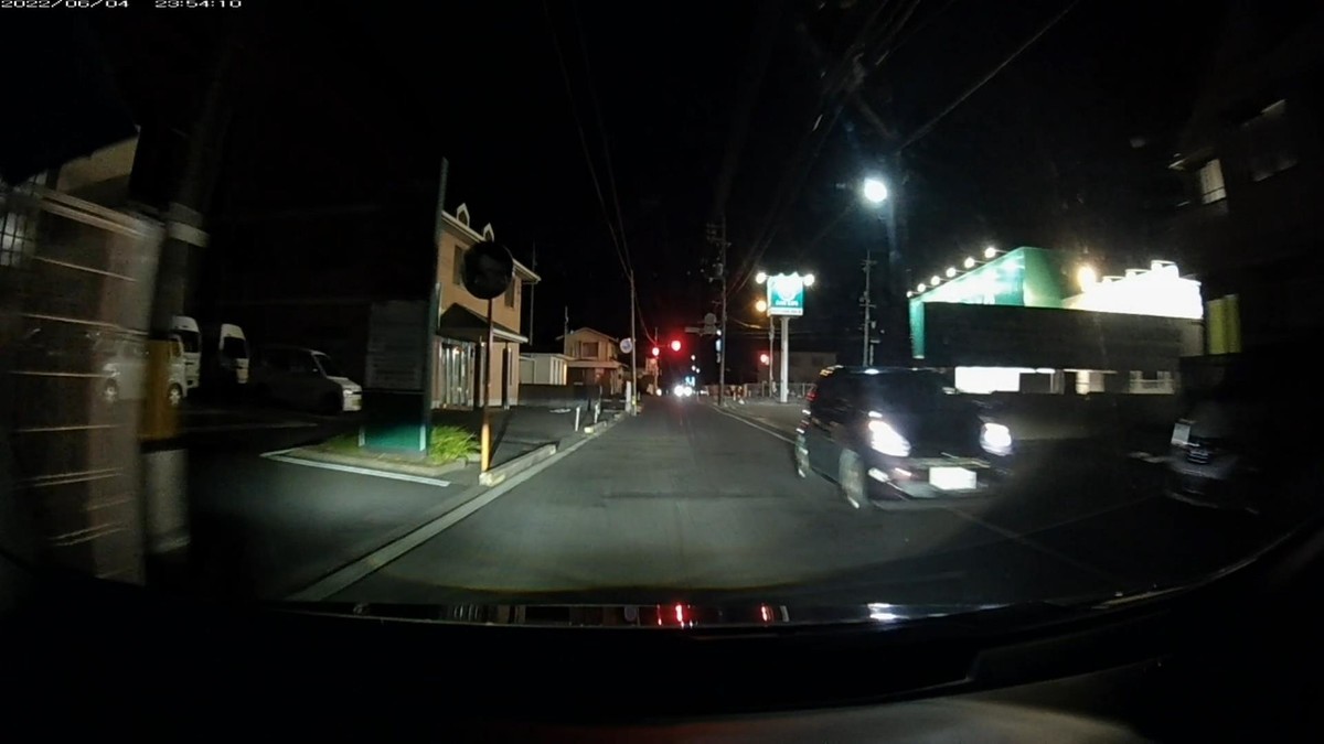 【令和4年6月4日㈯深夜遭遇車リスト】 遭遇6台。旧街道(旧山陽道)経由ルート3000m。 ①黒 軽自動車 岡山59L た ・・77 1600m(2桁ナンバー) ②黒 フィット 岡山503 〇 3703 1800m ③白 フリード 岡山547 ま ・・・8 1900m(1桁ナンバー) ④暗赤 パッソ? 岡山502 〇 2697 2000m ⑤銀 アイシス 岡山502 た 5348 2100m ⑥黒 プリウス 岡山330 ふ 7107 2100m ※①の・・77は、度々自宅集落入り口前に待ち構えていた過去のある特定容疑車。 ※かつては一台の車とも遭遇しない夜が当たり前だったルートに、毎晩6台もの遭遇車がいること自体が不自然。 ※嫌がらせは続けつつ、割合的不均衡さを希釈し、すべての加害を偶発として強弁する腹積もりの演出であると訝しめる。