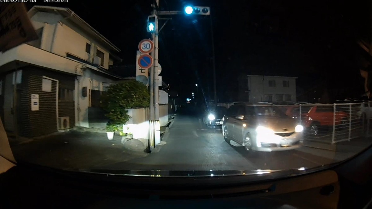 【令和4年6月4日㈯深夜遭遇車リスト】 遭遇6台。旧街道(旧山陽道)経由ルート3000m。 ①黒 軽自動車 岡山59L た ・・77 1600m(2桁ナンバー) ②黒 フィット 岡山503 〇 3703 1800m ③白 フリード 岡山547 ま ・・・8 1900m(1桁ナンバー) ④暗赤 パッソ? 岡山502 〇 2697 2000m ⑤銀 アイシス 岡山502 た 5348 2100m ⑥黒 プリウス 岡山330 ふ 7107 2100m ※①の・・77は、度々自宅集落入り口前に待ち構えていた過去のある特定容疑車。 ※かつては一台の車とも遭遇しない夜が当たり前だったルートに、毎晩6台もの遭遇車がいること自体が不自然。 ※嫌がらせは続けつつ、割合的不均衡さを希釈し、すべての加害を偶発として強弁する腹積もりの演出であると訝しめる。