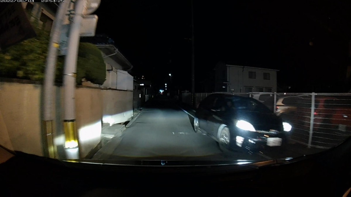 【令和4年6月4日㈯深夜遭遇車リスト】 遭遇6台。旧街道(旧山陽道)経由ルート3000m。 ①黒 軽自動車 岡山59L た ・・77 1600m(2桁ナンバー) ②黒 フィット 岡山503 〇 3703 1800m ③白 フリード 岡山547 ま ・・・8 1900m(1桁ナンバー) ④暗赤 パッソ? 岡山502 〇 2697 2000m ⑤銀 アイシス 岡山502 た 5348 2100m ⑥黒 プリウス 岡山330 ふ 7107 2100m ※①の・・77は、度々自宅集落入り口前に待ち構えていた過去のある特定容疑車。 ※かつては一台の車とも遭遇しない夜が当たり前だったルートに、毎晩6台もの遭遇車がいること自体が不自然。 ※嫌がらせは続けつつ、割合的不均衡さを希釈し、すべての加害を偶発として強弁する腹積もりの演出であると訝しめる。
