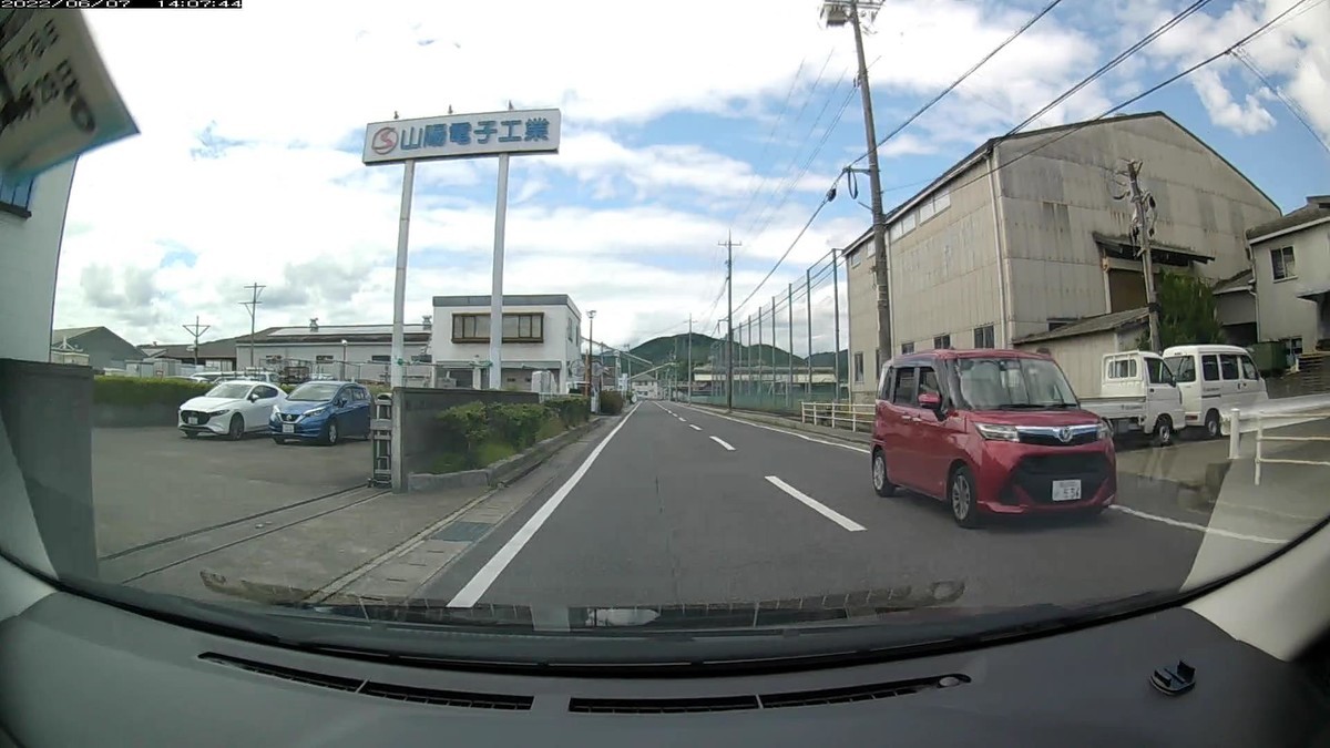 ☆★☆【令和４年６月７日㈫遭遇車リスト】  国道経由ルート、走行距離４２００ｍ  　自宅　９００ｍ圏内（毎日必ず嫌がらせ容疑車が現れる圏内）の登場車総数４台。  　目的地９００ｍ圏内（上記圏内に次いで嫌がらせ容疑車多発）の登場車総数３台。  〇塗色　遭遇順　車種　ナンバー　　　　　　　　自宅からの距離（特徴＆容疑）  ②青　アルト　　　岡山５８１　き　６１２２　　　５０ｍ（青塗色）  ➊赤　タンク　　　岡山５３３　に　・５５６　３２００ｍ（赤塗色＆３桁）