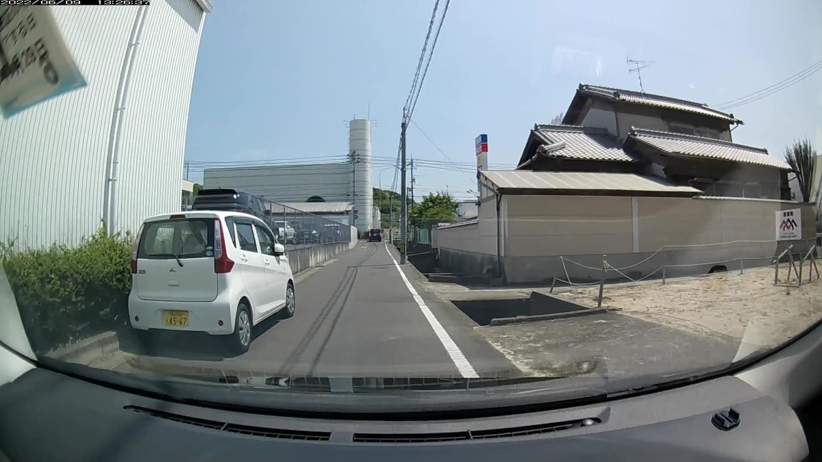☆★☆【令和４年６月８日㈬遭遇車リスト】  国道経由ルート、走行距離４３００ｍ  　自宅　９００ｍ圏内（毎日必ず嫌がらせ容疑車が現れる圏内）の登場車総数３台。  　目的地９００ｍ圏内（上記圏内に次いで嫌がらせ容疑車多発）の登場車総数２台。  〇塗色　遭遇順　車種　ナンバー　　　　　自宅からの走行距離（特徴＆容疑）  ①白　スペーシア　　岡山５８０　す　・１０６　　７００ｍ（３桁ナンバー）  ②白　ｅＫ　　　　　岡山５８０　す　４５６７　　８００ｍ  ③黒　ヴォクシー　　岡山３０１　ね　・２８８　　９００ｍ（３桁ナンバー）