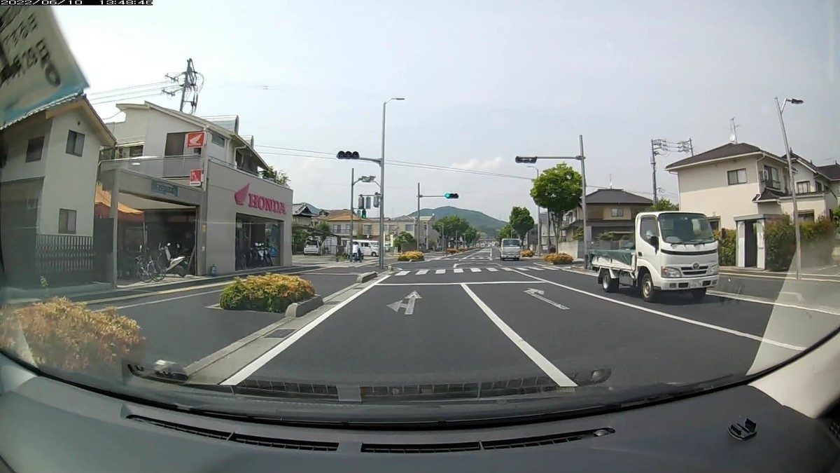 ☆★☆【令和４年６月１０日㈮遭遇車リスト】  国道経由ルート、走行距離３５００ｍ  　自宅　９００ｍ圏内（毎日必ず嫌がらせ容疑車が現れる圏内）の登場車総数６台。  　目的地９００ｍ圏内（上記圏内に次いで嫌がらせ容疑車多発）の登場車総数５台。  〇塗色　遭遇順　車種　ナンバー　　　　　自宅からの走行距離（特徴＆容疑）  ①白　タント　　　岡山５８７　か　・３０３　　　５０ｍ（３桁ナンバー）  ③白　プラド　　　岡山３５９　つ　・８００　　　５０ｍ（３桁ナンバー）　  ⑥黒　アクア　　　岡山５４３　た　・・２７　　４００ｍ（２桁ナンバー）  ➌白　ダイナ　　　岡山４０２　〇　５６７８　３３００ｍ（等差数列ナンバー）  ➋白　エルフ　　　岡山４０〇　〇　・９３１　３３００ｍ（３桁ナンバー）  ➊黒　セレナ　　　岡山３３１　ま　・３９０　３５００ｍ（３桁ナンバー）