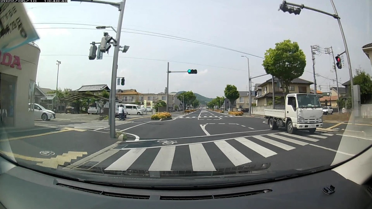☆★☆【令和４年６月１０日㈮遭遇車リスト】  国道経由ルート、走行距離３５００ｍ  　自宅　９００ｍ圏内（毎日必ず嫌がらせ容疑車が現れる圏内）の登場車総数６台。  　目的地９００ｍ圏内（上記圏内に次いで嫌がらせ容疑車多発）の登場車総数５台。  〇塗色　遭遇順　車種　ナンバー　　　　　自宅からの走行距離（特徴＆容疑）  ①白　タント　　　岡山５８７　か　・３０３　　　５０ｍ（３桁ナンバー）  ③白　プラド　　　岡山３５９　つ　・８００　　　５０ｍ（３桁ナンバー）　  ⑥黒　アクア　　　岡山５４３　た　・・２７　　４００ｍ（２桁ナンバー）  ➌白　ダイナ　　　岡山４０２　〇　５６７８　３３００ｍ（等差数列ナンバー）  ➋白　エルフ　　　岡山４０〇　〇　・９３１　３３００ｍ（３桁ナンバー）  ➊黒　セレナ　　　岡山３３１　ま　・３９０　３５００ｍ（３桁ナンバー）