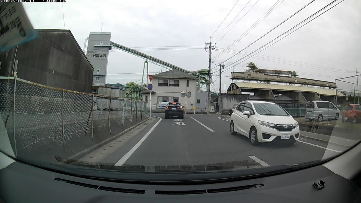 ☆★☆【令和4年6月11日㈯遭遇車リスト】 国道経由ルート、走行距離4300m 自宅 900m圏内(毎日必ず嫌がらせ容疑車が現れる圏内)の登場車総数5台。 目的地900m圏内(上記圏内に次いで嫌がらせ容疑車多発)の登場車総数10台。 〇塗色 遭遇順 車種 ナンバー 自宅からの走行距離(特徴&容疑) ①白 タンク 岡山537 ね ・112 50m(3桁ナンバー) ④青系 タンク 岡山530 ほ 8812 230m(青系塗色) ⑤白 パレット 岡山795 ら ・・・3 290m(1桁) ➓白 プリウス 岡山332 ゆ ・222 2600m(3桁全同字) ➏黒 NーBOX 岡山782 よ ・222 2600m(3桁全同字) ➍銀 アテンザ 岡山330 せ 4214 3000m(死にナンバー) ➋白 フィット 岡山502 ね 1357 3100m(等差数列ナンバー) ➊黒 NーBOX 岡山581 た ・583 3100m(3桁) ※等差数列ナンバーが登場するのは3日連続なので、とりあえず新規嫌がらせ容疑要件が導入されたと見て記録しておく。