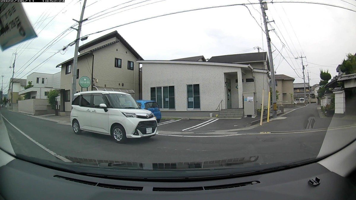 ☆★☆【令和4年6月11日㈯遭遇車リスト】 国道経由ルート、走行距離4300m 自宅 900m圏内(毎日必ず嫌がらせ容疑車が現れる圏内)の登場車総数5台。 目的地900m圏内(上記圏内に次いで嫌がらせ容疑車多発)の登場車総数10台。 〇塗色 遭遇順 車種 ナンバー 自宅からの走行距離(特徴&容疑) ①白 タンク 岡山537 ね ・112 50m(3桁ナンバー) ④青系 タンク 岡山530 ほ 8812 230m(青系塗色) ⑤白 パレット 岡山795 ら ・・・3 290m(1桁) ➓白 プリウス 岡山332 ゆ ・222 2600m(3桁全同字) ➏黒 NーBOX 岡山782 よ ・222 2600m(3桁全同字) ➍銀 アテンザ 岡山330 せ 4214 3000m(死にナンバー) ➋白 フィット 岡山502 ね 1357 3100m(等差数列ナンバー) ➊黒 NーBOX 岡山581 た ・583 3100m(3桁) ※等差数列ナンバーが登場するのは3日連続なので、とりあえず新規嫌がらせ容疑要件が導入されたと見て記録しておく。