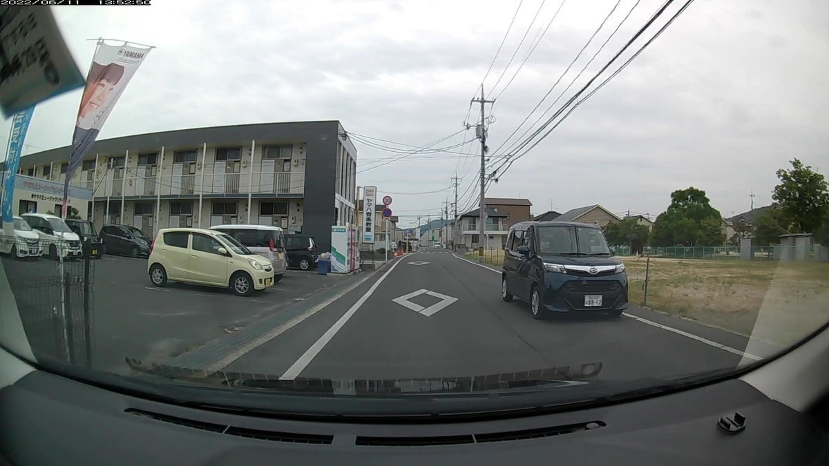 ☆★☆【令和4年6月11日㈯遭遇車リスト】 国道経由ルート、走行距離4300m 自宅 900m圏内(毎日必ず嫌がらせ容疑車が現れる圏内)の登場車総数5台。 目的地900m圏内(上記圏内に次いで嫌がらせ容疑車多発)の登場車総数10台。 〇塗色 遭遇順 車種 ナンバー 自宅からの走行距離(特徴&容疑) ①白 タンク 岡山537 ね ・112 50m(3桁ナンバー) ④青系 タンク 岡山530 ほ 8812 230m(青系塗色) ⑤白 パレット 岡山795 ら ・・・3 290m(1桁) ➓白 プリウス 岡山332 ゆ ・222 2600m(3桁全同字) ➏黒 NーBOX 岡山782 よ ・222 2600m(3桁全同字) ➍銀 アテンザ 岡山330 せ 4214 3000m(死にナンバー) ➋白 フィット 岡山502 ね 1357 3100m(等差数列ナンバー) ➊黒 NーBOX 岡山581 た ・583 3100m(3桁) ※等差数列ナンバーが登場するのは3日連続なので、とりあえず新規嫌がらせ容疑要件が導入されたと見て記録しておく。