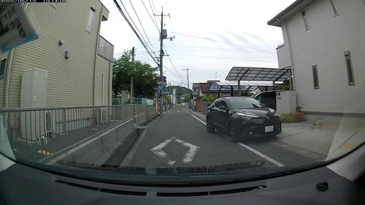 ☆★☆【令和4年6月13日㈪遭遇車リスト】 国道経由ルート、走行距離3500m 自宅 900m圏内(毎日必ず嫌がらせ容疑車が現れる圏内)の登場車総数8台。 目的地900m圏内(上記圏内に次いで嫌がらせ容疑車多発)の登場車総数1台。 〇塗色 遭遇順 車種 ナンバー 自宅からの走行距離(特徴&容疑) ②黒 NーBOX 岡山584 ひ ・・40 60m(2桁ナンバー) ④銀 マーチ 岡山502 ね 9000 100m(4桁中3桁同字ナンバー) ⑥銀 シビック 岡山548 す ・178 300m(3桁ナンバー) ⑧黒 C-HR 岡山336 て 2345 500m(等差数列ナンバー) 〇白 スイフト 岡山530 は 3666 2200m(4桁中3桁同字ナンバー) ➊銀 レガシー 岡山335 た ・226 3400m(拳銃関連3桁ナンバー)