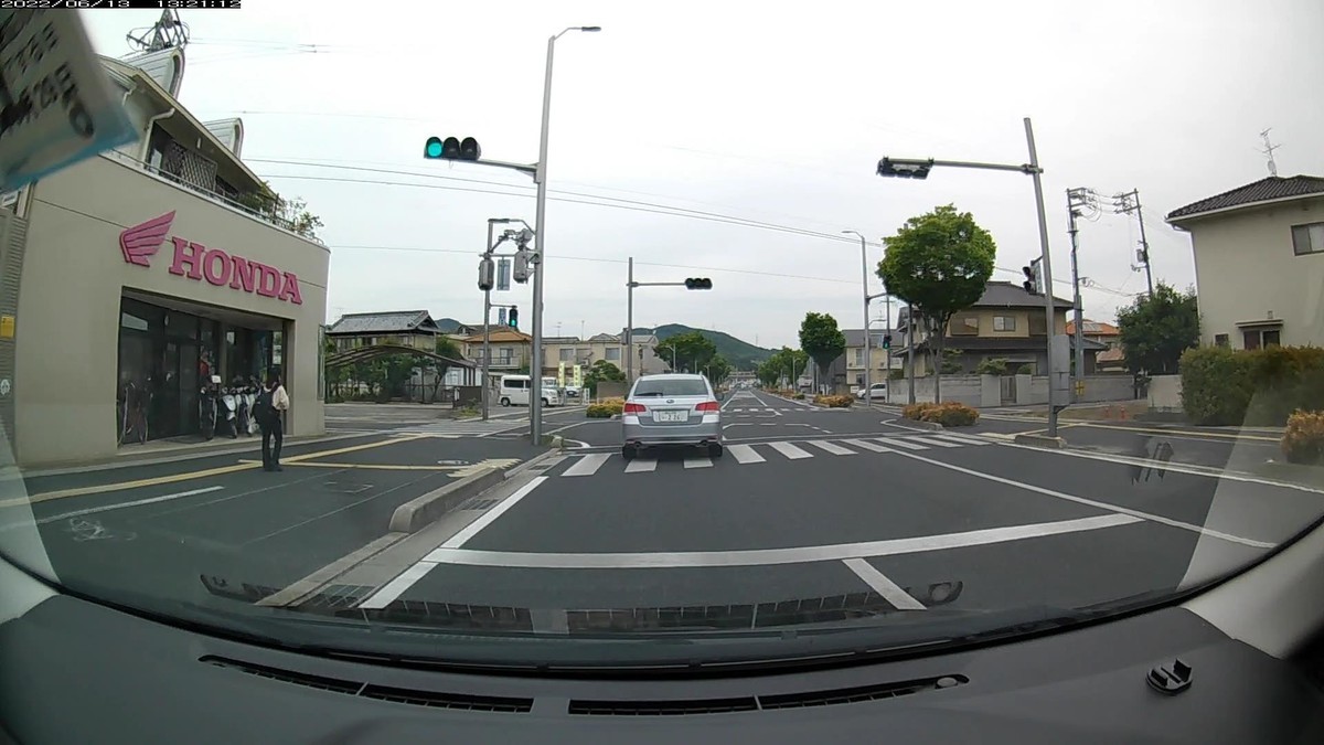 ☆★☆【令和4年6月13日㈪遭遇車リスト】 国道経由ルート、走行距離3500m 自宅 900m圏内(毎日必ず嫌がらせ容疑車が現れる圏内)の登場車総数8台。 目的地900m圏内(上記圏内に次いで嫌がらせ容疑車多発)の登場車総数1台。 〇塗色 遭遇順 車種 ナンバー 自宅からの走行距離(特徴&容疑) ②黒 NーBOX 岡山584 ひ ・・40 60m(2桁ナンバー) ④銀 マーチ 岡山502 ね 9000 100m(4桁中3桁同字ナンバー) ⑥銀 シビック 岡山548 す ・178 300m(3桁ナンバー) ⑧黒 C-HR 岡山336 て 2345 500m(等差数列ナンバー) 〇白 スイフト 岡山530 は 3666 2200m(4桁中3桁同字ナンバー) ➊銀 レガシー 岡山335 た ・226 3400m(拳銃関連3桁ナンバー)