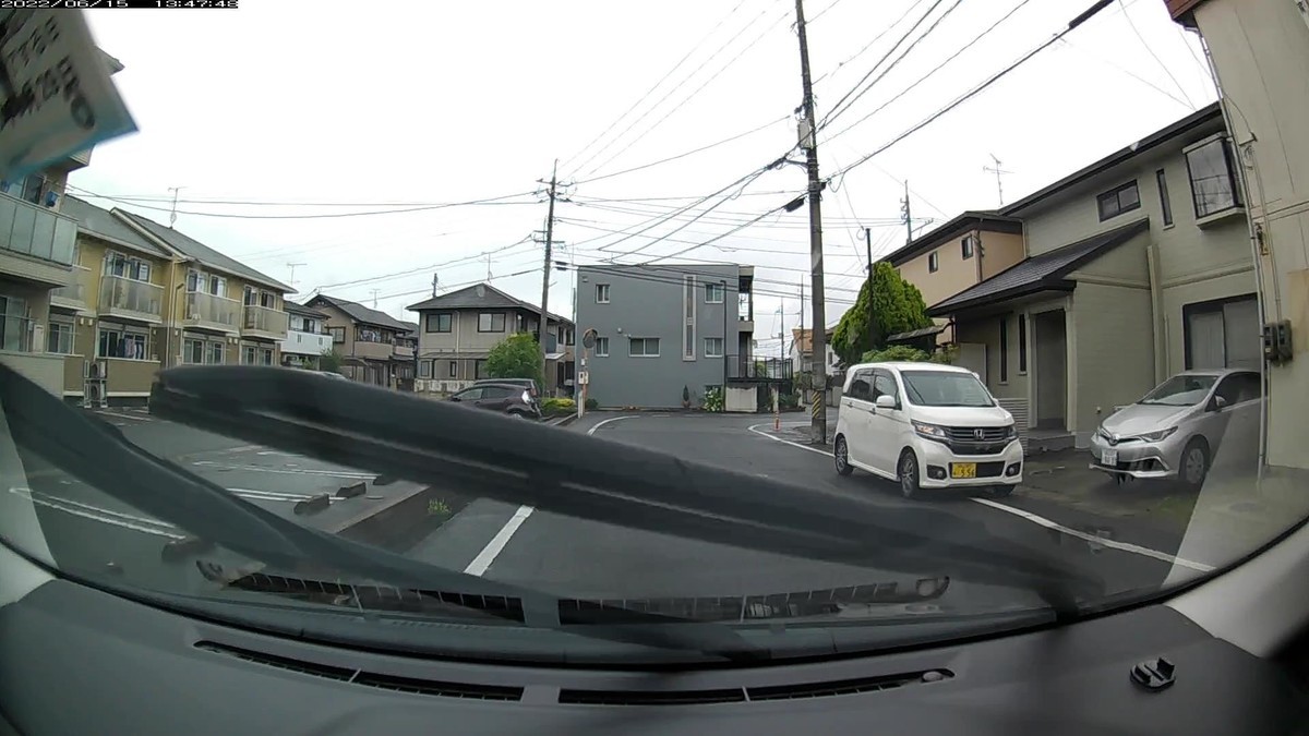 ☆★☆【令和４年６月１５日㈬遭遇車リスト】  新幹線側道経由ルート、走行距離３５００ｍ  　自宅　４００ｍ圏内（毎日必ず嫌がらせ容疑車が現れる圏内）の登場車総数４台。  　目的地３００ｍ圏内（上記圏内に次いで嫌がらせ容疑車多発）の登場車総数ＮＡ台。  〇塗色　遭遇順　車種　ナンバー　　　　　自宅からの走行距離（特徴＆容疑）  ①白　タント　　岡山５８０　り　・・７７　　　６０ｍ（２桁全同字ナンバー）  ②白　デイズ　　岡山５９０　こ　・・５０　　１７０ｍ（２桁ナンバー）　  ➌黒　プリウス　岡山３５６　ぬ　８８８８　３２００ｍ（４桁全同字ナンバー）     　相変わらずの、最初２台から２桁ナンバーが連続するという状況。仕事場集落入り口にも、４桁全同字ナンバー８８８８が現れた。毎日続いているのでなければ、特にどうということのない状況だが、出発地点の自宅ないし目的地の仕事場３００ｍ圏内に毎日必ず、赤青黄塗色ないし４桁中３桁同字ナンバーないし３桁以下ナンバーの連続が現れるとなると、話は別である。