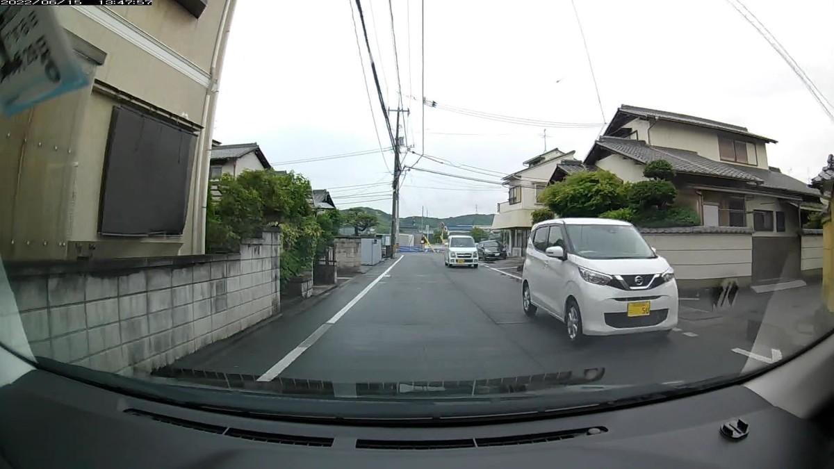 ☆★☆【令和４年６月１５日㈬遭遇車リスト】  新幹線側道経由ルート、走行距離３５００ｍ  　自宅　４００ｍ圏内（毎日必ず嫌がらせ容疑車が現れる圏内）の登場車総数４台。  　目的地３００ｍ圏内（上記圏内に次いで嫌がらせ容疑車多発）の登場車総数ＮＡ台。  〇塗色　遭遇順　車種　ナンバー　　　　　自宅からの走行距離（特徴＆容疑）  ①白　タント　　岡山５８０　り　・・７７　　　６０ｍ（２桁全同字ナンバー）  ②白　デイズ　　岡山５９０　こ　・・５０　　１７０ｍ（２桁ナンバー）　  ➌黒　プリウス　岡山３５６　ぬ　８８８８　３２００ｍ（４桁全同字ナンバー）     　相変わらずの、最初２台から２桁ナンバーが連続するという状況。仕事場集落入り口にも、４桁全同字ナンバー８８８８が現れた。毎日続いているのでなければ、特にどうということのない状況だが、出発地点の自宅ないし目的地の仕事場３００ｍ圏内に毎日必ず、赤青黄塗色ないし４桁中３桁同字ナンバーないし３桁以下ナンバーの連続が現れるとなると、話は別である。