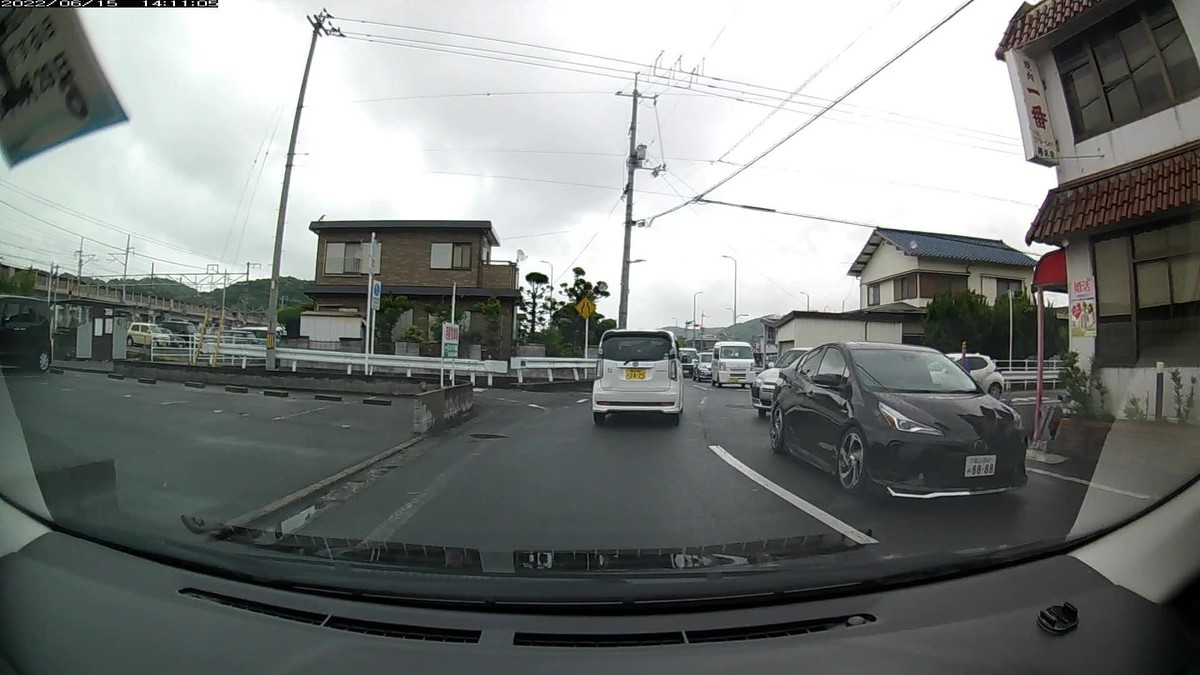 ☆★☆【令和４年６月１５日㈬遭遇車リスト】  新幹線側道経由ルート、走行距離３５００ｍ  　自宅　４００ｍ圏内（毎日必ず嫌がらせ容疑車が現れる圏内）の登場車総数４台。  　目的地３００ｍ圏内（上記圏内に次いで嫌がらせ容疑車多発）の登場車総数ＮＡ台。  〇塗色　遭遇順　車種　ナンバー　　　　　自宅からの走行距離（特徴＆容疑）  ①白　タント　　岡山５８０　り　・・７７　　　６０ｍ（２桁全同字ナンバー）  ②白　デイズ　　岡山５９０　こ　・・５０　　１７０ｍ（２桁ナンバー）　  ➌黒　プリウス　岡山３５６　ぬ　８８８８　３２００ｍ（４桁全同字ナンバー）     　相変わらずの、最初２台から２桁ナンバーが連続するという状況。仕事場集落入り口にも、４桁全同字ナンバー８８８８が現れた。毎日続いているのでなければ、特にどうということのない状況だが、出発地点の自宅ないし目的地の仕事場３００ｍ圏内に毎日必ず、赤青黄塗色ないし４桁中３桁同字ナンバーないし３桁以下ナンバーの連続が現れるとなると、話は別である。