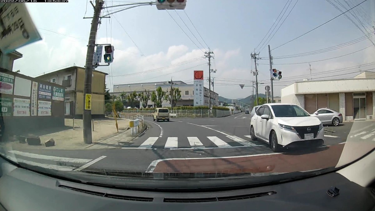 ☆★☆【令和４年６月１６日㈭遭遇車リスト】  国道経由ルート、走行距離４３００ｍ  　自宅　４００ｍ圏内（毎日必ず嫌がらせ容疑車が現れる圏内）の登場車総数４台。  　目的地３００ｍ圏内（上記圏内に次いで嫌がらせ容疑車多発）の登場車総数１２台。  〇塗色　遭遇順　車種　ナンバー　　　　　自宅からの走行距離（特徴＆容疑）  ①黒　デリカＤ２　　岡山５４８　な　・・２５　　　７０ｍ（２桁ナンバー）  ⓬白　リーフ　　　　岡山５５５　せ　・・３２　３０００ｍ（２桁ナンバー）  ➓黒　アクア　　　　岡山５４４　わ　・・３８　３０００ｍ（２桁ナンバー）  ➊黄　コンフォート　岡山５００　あ　４１０９　４０００ｍ（黄塗色）  　  　上記のように、必ず嫌がらせ容疑要件満足車が現れる地縛嫌がらせ地点、自宅周辺３００ｍ圏内や目的地の仕事場町内に、確実に嫌がらせ容疑要件を満足する車が現れた。