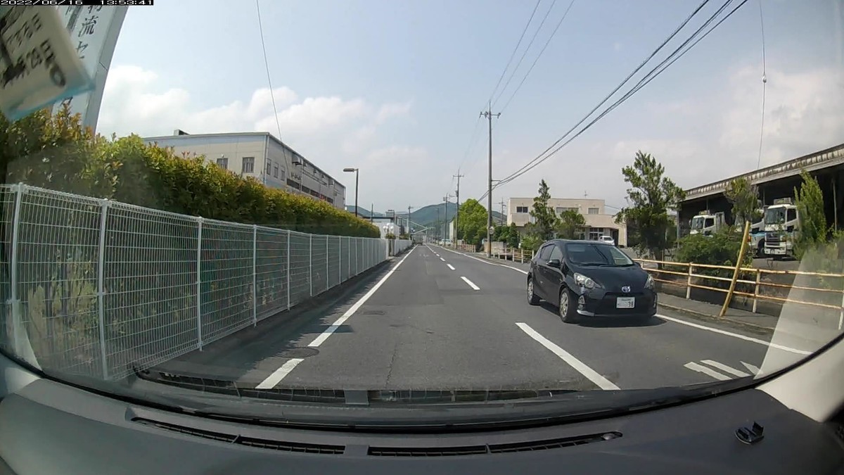 ☆★☆【令和４年６月１６日㈭遭遇車リスト】  国道経由ルート、走行距離４３００ｍ  　自宅　４００ｍ圏内（毎日必ず嫌がらせ容疑車が現れる圏内）の登場車総数４台。  　目的地３００ｍ圏内（上記圏内に次いで嫌がらせ容疑車多発）の登場車総数１２台。  〇塗色　遭遇順　車種　ナンバー　　　　　自宅からの走行距離（特徴＆容疑）  ①黒　デリカＤ２　　岡山５４８　な　・・２５　　　７０ｍ（２桁ナンバー）  ⓬白　リーフ　　　　岡山５５５　せ　・・３２　３０００ｍ（２桁ナンバー）  ➓黒　アクア　　　　岡山５４４　わ　・・３８　３０００ｍ（２桁ナンバー）  ➊黄　コンフォート　岡山５００　あ　４１０９　４０００ｍ（黄塗色）  　  　上記のように、必ず嫌がらせ容疑要件満足車が現れる地縛嫌がらせ地点、自宅周辺３００ｍ圏内や目的地の仕事場町内に、確実に嫌がらせ容疑要件を満足する車が現れた。