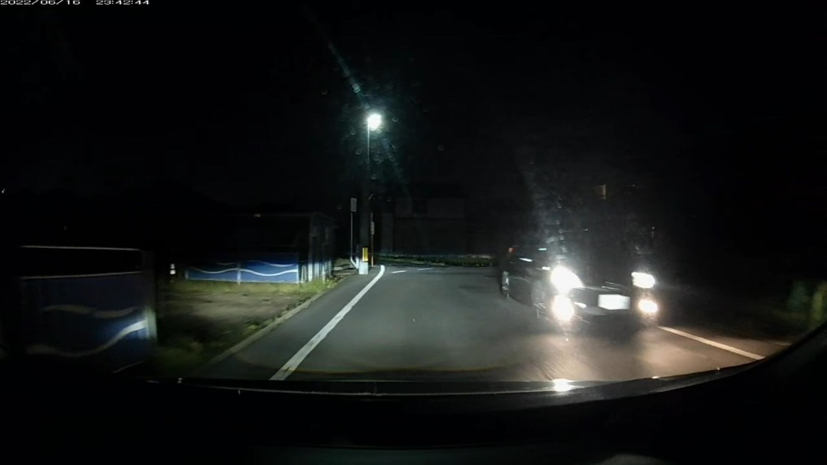 【令和４年６月１６日㈭深夜遭遇車リスト】  遭遇２台。旧街道（旧山陽道）経由ルート３０００ｍ。  　①白　シエンタ　　岡山５０１　て　・・１１　１１００ｍ（２桁ナンバー）  　②黒　プリウス　　岡山３６２　と　・・２３　２８００ｍ（２桁ナンバー）  　※遭遇全２台で、２台共二桁ナンバー。この日は昼間の出勤時も、要所要所に２桁が現れている。
