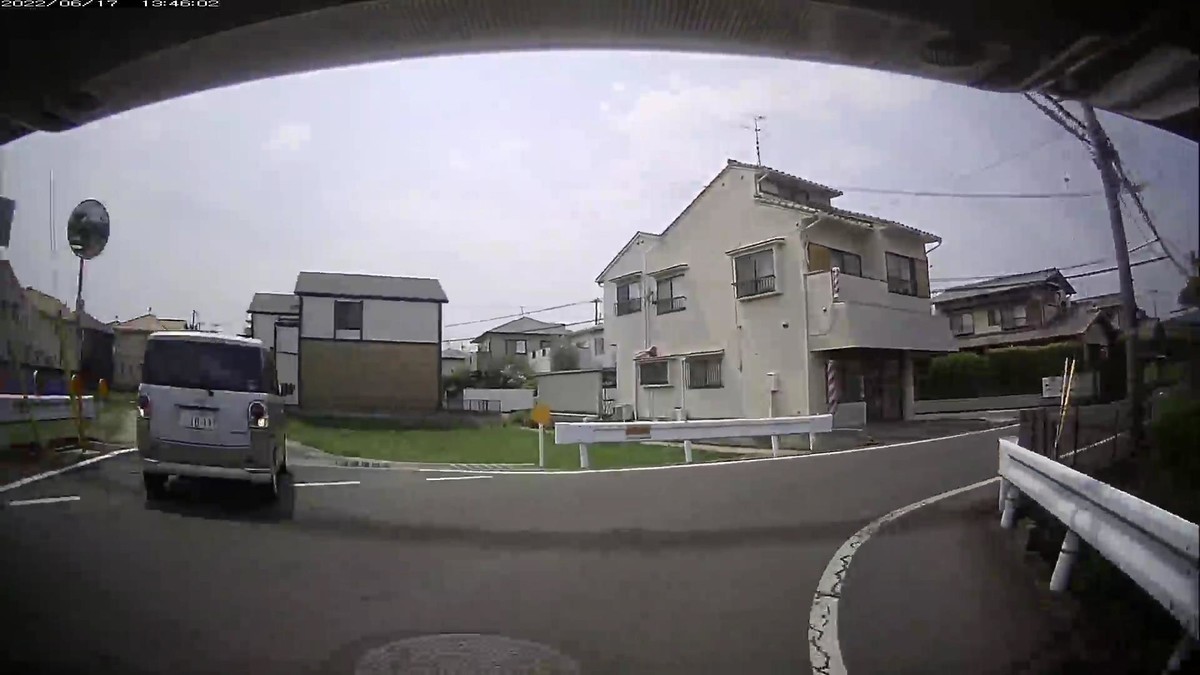☆★☆【令和4年6月17日㈮遭遇車リスト】 国道経由ルート、走行距離4300m 自宅 400m圏内(毎日必ず嫌がらせ容疑車が現れる圏内)の登場車総数6台。 目的地300m圏内(上記圏内に次いで嫌がらせ容疑車多発)の登場車総数1台。 〇塗色 遭遇順 車種 ナンバー 自宅からの走行距離(特徴&容疑) ⑤茶白 ムーヴキャンバス 岡山〇〇〇 〇 1011 200m(4桁中3桁同字ナンバー) ⑥黒 GTR? 〇〇3〇〇 〇 ・303 230m(3桁ナンバー) ➊白 キャンター 岡山130 た 2111 3200m(4桁中3桁同字ナンバー) 上記のように、必ず嫌がらせ容疑要件満足車が現れる地縛嫌がらせ地点、自宅周辺300m圏内や目的地の仕事場町内に、確実に嫌がらせ容疑要件を満足する車が現れた。⑤は、初見トラップの行き止まりに入り込みかけて、僕の通る道に戻って来ようとしているところで出くわした。以前同じトラップにはまった車と遭遇したい際も、その車は、4桁中3桁同字ナンバーだった。嫌がらせの為だけに初見の場所に入り込んできて失敗したものと考えられる。