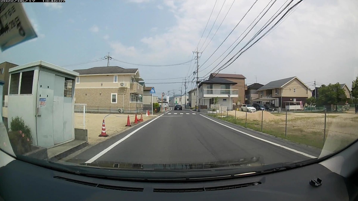 ☆★☆【令和4年6月17日㈮遭遇車リスト】 国道経由ルート、走行距離4300m 自宅 400m圏内(毎日必ず嫌がらせ容疑車が現れる圏内)の登場車総数6台。 目的地300m圏内(上記圏内に次いで嫌がらせ容疑車多発)の登場車総数1台。 〇塗色 遭遇順 車種 ナンバー 自宅からの走行距離(特徴&容疑) ⑤茶白 ムーヴキャンバス 岡山〇〇〇 〇 1011 200m(4桁中3桁同字ナンバー) ⑥黒 GTR? 〇〇3〇〇 〇 ・303 230m(3桁ナンバー) ➊白 キャンター 岡山130 た 2111 3200m(4桁中3桁同字ナンバー) 上記のように、必ず嫌がらせ容疑要件満足車が現れる地縛嫌がらせ地点、自宅周辺300m圏内や目的地の仕事場町内に、確実に嫌がらせ容疑要件を満足する車が現れた。⑤は、初見トラップの行き止まりに入り込みかけて、僕の通る道に戻って来ようとしているところで出くわした。以前同じトラップにはまった車と遭遇したい際も、その車は、4桁中3桁同字ナンバーだった。嫌がらせの為だけに初見の場所に入り込んできて失敗したものと考えられる。
