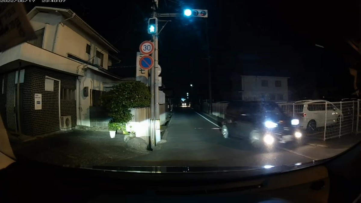 【令和４年６月１７日㈮深夜遭遇車リスト】  遭遇８台。旧街道（旧山陽道）経由ルート３０００ｍ。  〇遭遇順　塗色　車種　ナンバー　出発地点からの距離（加害内容ないし特徴）  　①赤　Ｃ－ＨＲ　　　岡山３３３　つ　・６０５　　１５０ｍ（赤＆３桁ナンバー）  　②黒　レクサス　　　岡山３２３　の　５５５５　　３００ｍ（４桁全同字ナンバー）  　③黒　軽自動車　　　〇〇〇〇〇　〇　２２８９　　８００ｍ（フォグランプ異常輝度）  　④青　フィット　　　岡山５３６　の　・・３４　１７００ｍ（青＆２桁ナンバー）  　⑤黒　ストリーム？　岡山５３０　つ　６９７６　２１００ｍ　　  　⑥黒銀　ＳＵＶ　　　岡山３０１　ほ　９４４５　２１００ｍ  　⑦黒　軽自動車　　　鳥取５８０　〇　８９１９　２１００ｍ  　⑧青　軽自動車　　　岡山５８１　に　８０１４　２２００ｍ（青塗色）  　※最初がいきなり赤、２台目が全桁同数字５５５５、他にも青２台。そもそもこの時間帯の同ルート上に８台もの遭遇車がいること自体が不自然。