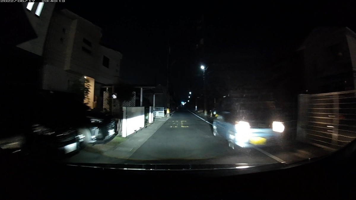 【令和４年６月１７日㈮深夜遭遇車リスト】  遭遇８台。旧街道（旧山陽道）経由ルート３０００ｍ。  〇遭遇順　塗色　車種　ナンバー　出発地点からの距離（加害内容ないし特徴）  　①赤　Ｃ－ＨＲ　　　岡山３３３　つ　・６０５　　１５０ｍ（赤＆３桁ナンバー）  　②黒　レクサス　　　岡山３２３　の　５５５５　　３００ｍ（４桁全同字ナンバー）  　③黒　軽自動車　　　〇〇〇〇〇　〇　２２８９　　８００ｍ（フォグランプ異常輝度）  　④青　フィット　　　岡山５３６　の　・・３４　１７００ｍ（青＆２桁ナンバー）  　⑤黒　ストリーム？　岡山５３０　つ　６９７６　２１００ｍ　　  　⑥黒銀　ＳＵＶ　　　岡山３０１　ほ　９４４５　２１００ｍ  　⑦黒　軽自動車　　　鳥取５８０　〇　８９１９　２１００ｍ  　⑧青　軽自動車　　　岡山５８１　に　８０１４　２２００ｍ（青塗色）  　※最初がいきなり赤、２台目が全桁同数字５５５５、他にも青２台。そもそもこの時間帯の同ルート上に８台もの遭遇車がいること自体が不自然。