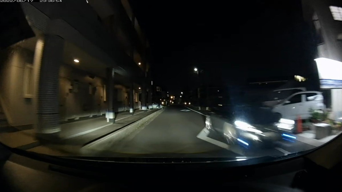 【令和４年６月１７日㈮深夜遭遇車リスト】  遭遇８台。旧街道（旧山陽道）経由ルート３０００ｍ。  〇遭遇順　塗色　車種　ナンバー　出発地点からの距離（加害内容ないし特徴）  　①赤　Ｃ－ＨＲ　　　岡山３３３　つ　・６０５　　１５０ｍ（赤＆３桁ナンバー）  　②黒　レクサス　　　岡山３２３　の　５５５５　　３００ｍ（４桁全同字ナンバー）  　③黒　軽自動車　　　〇〇〇〇〇　〇　２２８９　　８００ｍ（フォグランプ異常輝度）  　④青　フィット　　　岡山５３６　の　・・３４　１７００ｍ（青＆２桁ナンバー）  　⑤黒　ストリーム？　岡山５３０　つ　６９７６　２１００ｍ　　  　⑥黒銀　ＳＵＶ　　　岡山３０１　ほ　９４４５　２１００ｍ  　⑦黒　軽自動車　　　鳥取５８０　〇　８９１９　２１００ｍ  　⑧青　軽自動車　　　岡山５８１　に　８０１４　２２００ｍ（青塗色）  　※最初がいきなり赤、２台目が全桁同数字５５５５、他にも青２台。そもそもこの時間帯の同ルート上に８台もの遭遇車がいること自体が不自然。