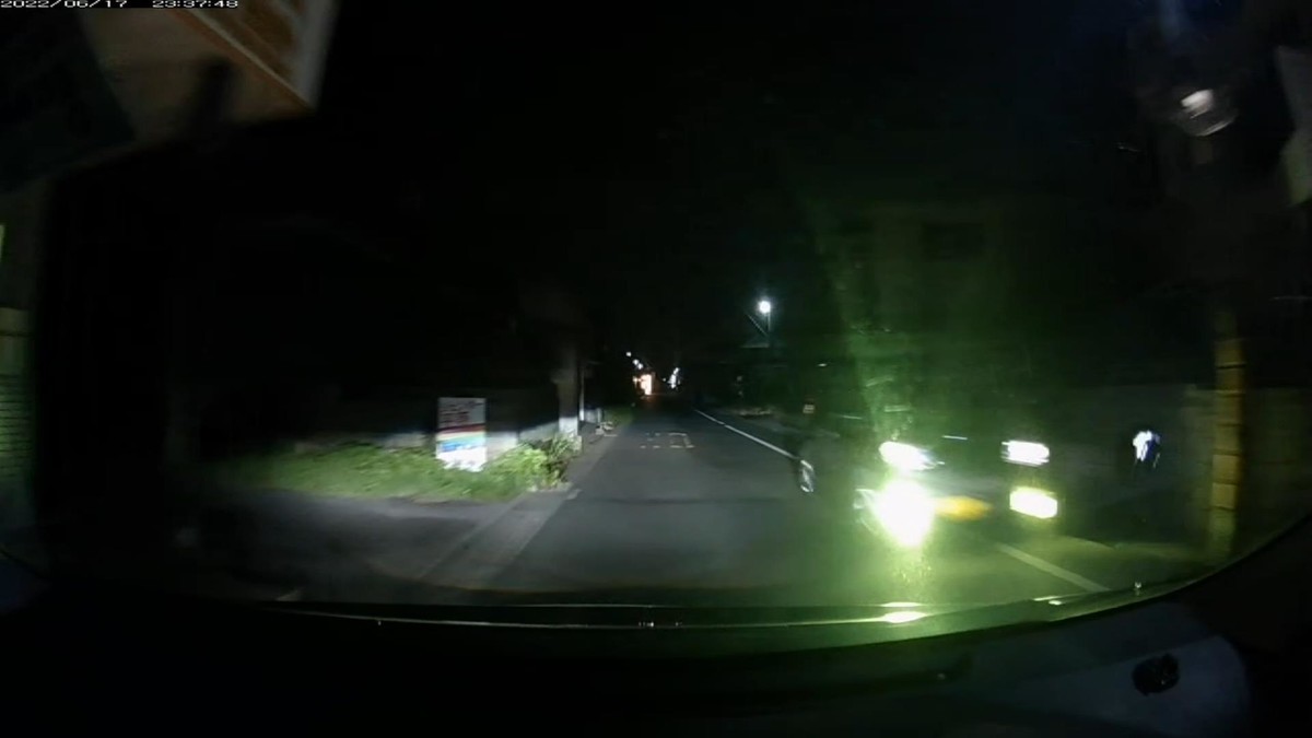 【令和４年６月１７日㈮深夜遭遇車リスト】  遭遇８台。旧街道（旧山陽道）経由ルート３０００ｍ。  〇遭遇順　塗色　車種　ナンバー　出発地点からの距離（加害内容ないし特徴）  　①赤　Ｃ－ＨＲ　　　岡山３３３　つ　・６０５　　１５０ｍ（赤＆３桁ナンバー）  　②黒　レクサス　　　岡山３２３　の　５５５５　　３００ｍ（４桁全同字ナンバー）  　③黒　軽自動車　　　〇〇〇〇〇　〇　２２８９　　８００ｍ（フォグランプ異常輝度）  　④青　フィット　　　岡山５３６　の　・・３４　１７００ｍ（青＆２桁ナンバー）  　⑤黒　ストリーム？　岡山５３０　つ　６９７６　２１００ｍ　　  　⑥黒銀　ＳＵＶ　　　岡山３０１　ほ　９４４５　２１００ｍ  　⑦黒　軽自動車　　　鳥取５８０　〇　８９１９　２１００ｍ  　⑧青　軽自動車　　　岡山５８１　に　８０１４　２２００ｍ（青塗色）  　※最初がいきなり赤、２台目が全桁同数字５５５５、他にも青２台。そもそもこの時間帯の同ルート上に８台もの遭遇車がいること自体が不自然。