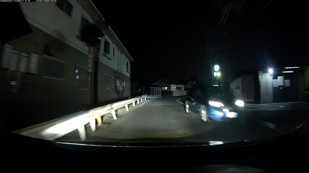 【令和４年６月１７日㈮深夜遭遇車リスト】  遭遇８台。旧街道（旧山陽道）経由ルート３０００ｍ。  〇遭遇順　塗色　車種　ナンバー　出発地点からの距離（加害内容ないし特徴）  　①赤　Ｃ－ＨＲ　　　岡山３３３　つ　・６０５　　１５０ｍ（赤＆３桁ナンバー）  　②黒　レクサス　　　岡山３２３　の　５５５５　　３００ｍ（４桁全同字ナンバー）  　③黒　軽自動車　　　〇〇〇〇〇　〇　２２８９　　８００ｍ（フォグランプ異常輝度）  　④青　フィット　　　岡山５３６　の　・・３４　１７００ｍ（青＆２桁ナンバー）  　⑤黒　ストリーム？　岡山５３０　つ　６９７６　２１００ｍ　　  　⑥黒銀　ＳＵＶ　　　岡山３０１　ほ　９４４５　２１００ｍ  　⑦黒　軽自動車　　　鳥取５８０　〇　８９１９　２１００ｍ  　⑧青　軽自動車　　　岡山５８１　に　８０１４　２２００ｍ（青塗色）  　※最初がいきなり赤、２台目が全桁同数字５５５５、他にも青２台。そもそもこの時間帯の同ルート上に８台もの遭遇車がいること自体が不自然。