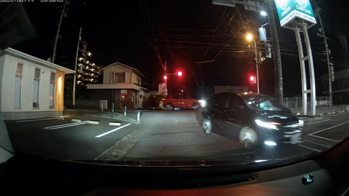 【令和４年６月１７日㈮深夜遭遇車リスト】  遭遇８台。旧街道（旧山陽道）経由ルート３０００ｍ。  〇遭遇順　塗色　車種　ナンバー　出発地点からの距離（加害内容ないし特徴）  　①赤　Ｃ－ＨＲ　　　岡山３３３　つ　・６０５　　１５０ｍ（赤＆３桁ナンバー）  　②黒　レクサス　　　岡山３２３　の　５５５５　　３００ｍ（４桁全同字ナンバー）  　③黒　軽自動車　　　〇〇〇〇〇　〇　２２８９　　８００ｍ（フォグランプ異常輝度）  　④青　フィット　　　岡山５３６　の　・・３４　１７００ｍ（青＆２桁ナンバー）  　⑤黒　ストリーム？　岡山５３０　つ　６９７６　２１００ｍ　　  　⑥黒銀　ＳＵＶ　　　岡山３０１　ほ　９４４５　２１００ｍ  　⑦黒　軽自動車　　　鳥取５８０　〇　８９１９　２１００ｍ  　⑧青　軽自動車　　　岡山５８１　に　８０１４　２２００ｍ（青塗色）  　※最初がいきなり赤、２台目が全桁同数字５５５５、他にも青２台。そもそもこの時間帯の同ルート上に８台もの遭遇車がいること自体が不自然。