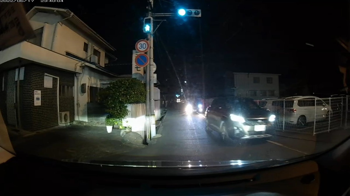 【令和４年６月１７日㈮深夜遭遇車リスト】  遭遇８台。旧街道（旧山陽道）経由ルート３０００ｍ。  〇遭遇順　塗色　車種　ナンバー　出発地点からの距離（加害内容ないし特徴）  　①赤　Ｃ－ＨＲ　　　岡山３３３　つ　・６０５　　１５０ｍ（赤＆３桁ナンバー）  　②黒　レクサス　　　岡山３２３　の　５５５５　　３００ｍ（４桁全同字ナンバー）  　③黒　軽自動車　　　〇〇〇〇〇　〇　２２８９　　８００ｍ（フォグランプ異常輝度）  　④青　フィット　　　岡山５３６　の　・・３４　１７００ｍ（青＆２桁ナンバー）  　⑤黒　ストリーム？　岡山５３０　つ　６９７６　２１００ｍ　　  　⑥黒銀　ＳＵＶ　　　岡山３０１　ほ　９４４５　２１００ｍ  　⑦黒　軽自動車　　　鳥取５８０　〇　８９１９　２１００ｍ  　⑧青　軽自動車　　　岡山５８１　に　８０１４　２２００ｍ（青塗色）  　※最初がいきなり赤、２台目が全桁同数字５５５５、他にも青２台。そもそもこの時間帯の同ルート上に８台もの遭遇車がいること自体が不自然。