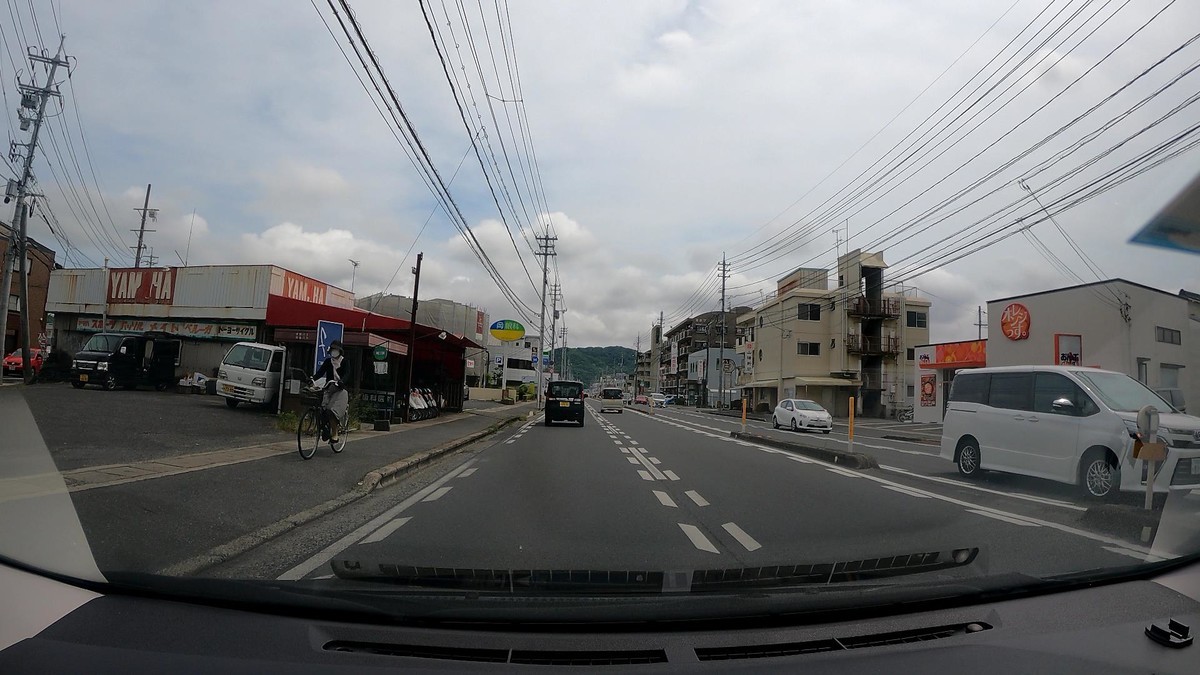 ☆★☆【令和４年６月１８日㈯遭遇車リスト】  所用で仕事場以外の地点に向かった。国道経由ルート、走行距離１５００ｍ  　自宅　４００ｍ圏内（毎日必ず嫌がらせ容疑車が現れる圏内）の登場車総数ＮＡ台。  　目的地３００ｍ圏内（上記圏内に次いで嫌がらせ容疑車多発）の登場車総数ＮＡ台。  〇塗色　遭遇順　車種　ナンバー　　　　　自宅からの走行距離（特徴＆容疑）  ○赤　ポロ　　　　　○○○○○　　○　・２１５　　８００ｍ（赤＆３桁＆３台目の後続車）  ➌青　フィット　　　岡山５０１　も　７２５２　１５００ｍ（青塗色）　　　　　　　　  ➋黄　コンフォート　岡山５００　あ　４５９４　１５００ｍ（黄塗色）　　　　　　　　  ➊赤　ＣＸ－３０　　岡山３０１　の　１１１０　１５００ｍ（赤＆４桁中３桁同字ナンバー）  　  　仕事場に直接向かわず、自宅集落出口をいつもとは逆方向に出て西進し、最初の目的地まで１５００ｍ走った。すると、最後の遭遇車３台がしっかりと、毎日の嫌がらせ容疑要件を満足する、青塗色、黄塗色、赤塗色の４桁中３桁同字ナンバーの３連続嫌がらせ容疑車だった。     　また、その１５００ｍの間に、２台目～３台目の後続車として現れた車が、それぞれ、９１９９（白軽）、赤塗色・２１５（ポロ）、赤塗色（ナンバー車種不明）だった。これらは、自宅集落出口を出てすぐ東進していれば、１台目～３台目の遭遇車として遭遇していたであろう社群となる。可能性のある移動ルートの内の目ぼしいモノ全てに、嫌がらせ容疑要件満足車が手配されていると訝しむべきか？同日の最初の目的地に行くことは、当方と先方しか知らないはずのことであり、同地点での赤塗色１１１０の登場については、盗聴被害の状況証拠としても訝しむべきか。