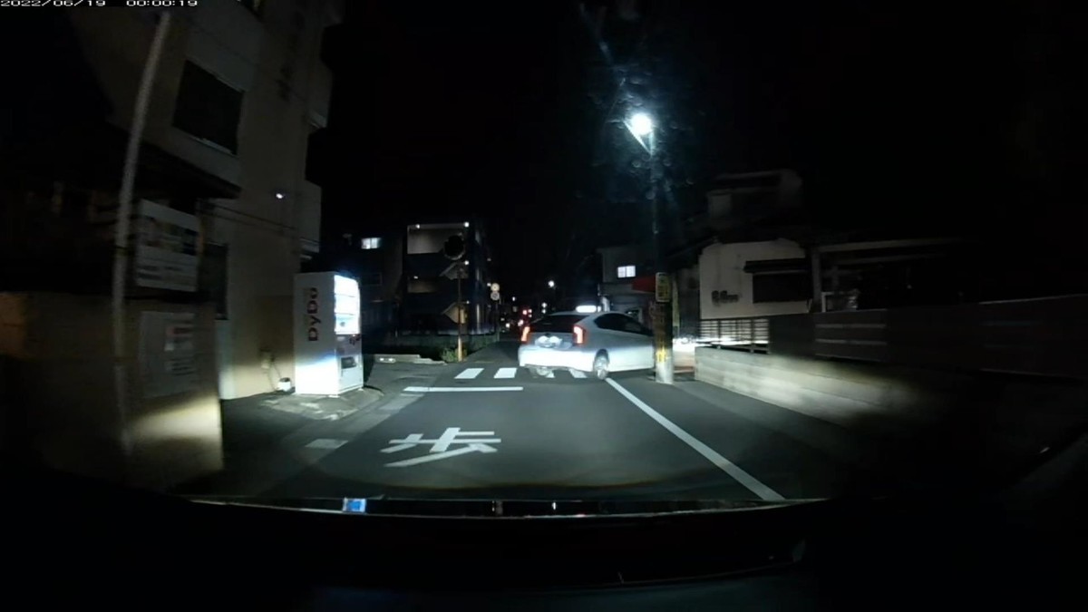 【令和４年６月１８日㈯深夜遭遇車リスト】  ６月１８日㈯遭遇３台。旧街道（旧山陽道）経由ルート３０００ｍ。  〇遭遇順　塗色　車種　ナンバー　出発地点からの距離（加害内容ないし特徴）  　①白　プリウス　　　岡山３５６　ち　・・１３　　　２０ｍ～（２桁ナンバー）  　②黒　アルファード　岡山３４６　の　・・４４　　６００ｍ～（２桁ナンバー）  　③黒　タントカスタム岡山５９９　や　・・２５　１２００ｍ　（２桁ナンバー）  　※３台遭遇で３台全てが２桁ナンバー。偶発たり得ないと感じて当然。