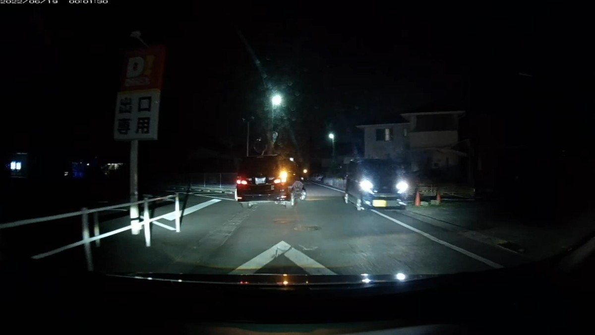 【令和４年６月１８日㈯深夜遭遇車リスト】  ６月１８日㈯遭遇３台。旧街道（旧山陽道）経由ルート３０００ｍ。  〇遭遇順　塗色　車種　ナンバー　出発地点からの距離（加害内容ないし特徴）  　①白　プリウス　　　岡山３５６　ち　・・１３　　　２０ｍ～（２桁ナンバー）  　②黒　アルファード　岡山３４６　の　・・４４　　６００ｍ～（２桁ナンバー）  　③黒　タントカスタム岡山５９９　や　・・２５　１２００ｍ　（２桁ナンバー）  　※３台遭遇で３台全てが２桁ナンバー。偶発たり得ないと感じて当然。