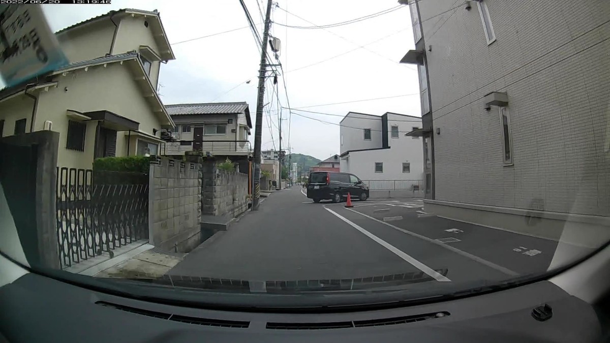 ☆★☆【令和4年6月20日㈪遭遇車リスト】 国道経由ルート、走行距離3500m 自宅 900m圏内(毎日必ず嫌がらせ容疑車が現れる圏内)の登場車総数4台。 目的地300m圏内(上記圏内に次いで嫌がらせ容疑車多発)の登場車総数3台。 〇塗色 遭遇順 車種 ナンバー 自宅からの走行距離(特徴&容疑) ③黒 ノア 岡山537 る ・525 500m(3桁ナンバー) ④赤 アクア 岡山533 〇 1229 700m(赤塗色) ➌黄 エッセ 岡山586 〇 ・223 3300m(黄塗色&3桁) ➊黄 コンフォート 岡山500 あ 4382 3400m(黄塗色) ※上記の通り、出発地の自宅周辺にも、目的地の仕事場周辺にも、しっかりといつも通りの嫌がらせ容疑要件満足車が現れた。
