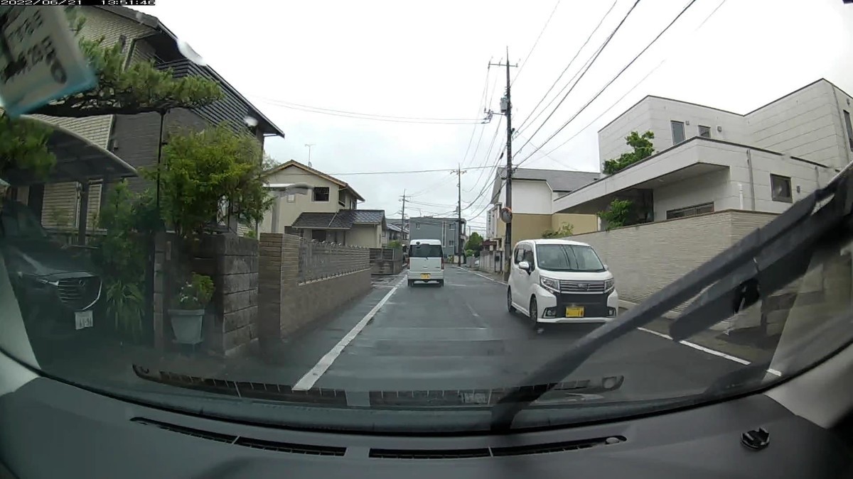 ☆★☆【令和4年6月21日㈫遭遇車リスト】 国道経由ルート、走行距離3500m 自宅 900m圏内(毎日必ず嫌がらせ容疑車が現れる圏内)の登場車総数8台。 目的地300m圏内(上記圏内に次いで嫌がらせ容疑車多発)の登場車総数2台。 〇塗色 遭遇順 車種 ナンバー 自宅からの走行距離(特徴&容疑) ②白 ワンボックス 岡山581 は ・132 50m(3桁ナンバー) ③白 ムーヴカスタム 岡山781 ぬ ・・18 60m(2桁ナンバー) ④銀 デイズ 岡山581 こ ・632 130m(3桁ナンバー) ⑤黒 N-BOX 岡山591 さ ・・15 140m(2桁ナンバー) ⑧白 ムーヴ 岡山585 ふ ・103 230m(3桁ナンバー) ➊白 プレミオ 岡山548 な ・・33 3450m(2桁ナンバー) ※上記の通り、出発地の自宅周辺にも、目的地の仕事場周辺にも、しっかりといつも通りの嫌がらせ容疑要件満足車が現れた。自宅周辺900m圏内に8台、目的地仕事場周辺300mに2台の車が現れたが、その10台の内6台が3桁以下ナンバーであったり、2台目から5台目までが4連続で3桁以下ナンバーであったりするなど、相変わらずの不均衡な遭遇状況である。