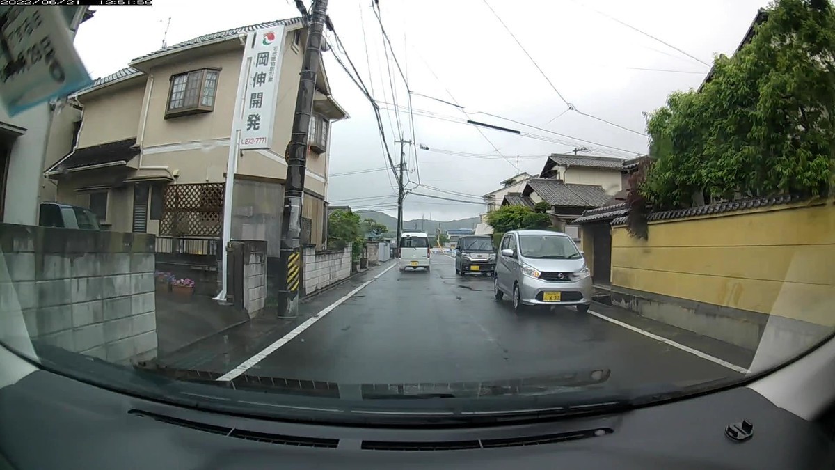 ☆★☆【令和4年6月21日㈫遭遇車リスト】 国道経由ルート、走行距離3500m 自宅 900m圏内(毎日必ず嫌がらせ容疑車が現れる圏内)の登場車総数8台。 目的地300m圏内(上記圏内に次いで嫌がらせ容疑車多発)の登場車総数2台。 〇塗色 遭遇順 車種 ナンバー 自宅からの走行距離(特徴&容疑) ②白 ワンボックス 岡山581 は ・132 50m(3桁ナンバー) ③白 ムーヴカスタム 岡山781 ぬ ・・18 60m(2桁ナンバー) ④銀 デイズ 岡山581 こ ・632 130m(3桁ナンバー) ⑤黒 N-BOX 岡山591 さ ・・15 140m(2桁ナンバー) ⑧白 ムーヴ 岡山585 ふ ・103 230m(3桁ナンバー) ➊白 プレミオ 岡山548 な ・・33 3450m(2桁ナンバー) ※上記の通り、出発地の自宅周辺にも、目的地の仕事場周辺にも、しっかりといつも通りの嫌がらせ容疑要件満足車が現れた。自宅周辺900m圏内に8台、目的地仕事場周辺300mに2台の車が現れたが、その10台の内6台が3桁以下ナンバーであったり、2台目から5台目までが4連続で3桁以下ナンバーであったりするなど、相変わらずの不均衡な遭遇状況である。