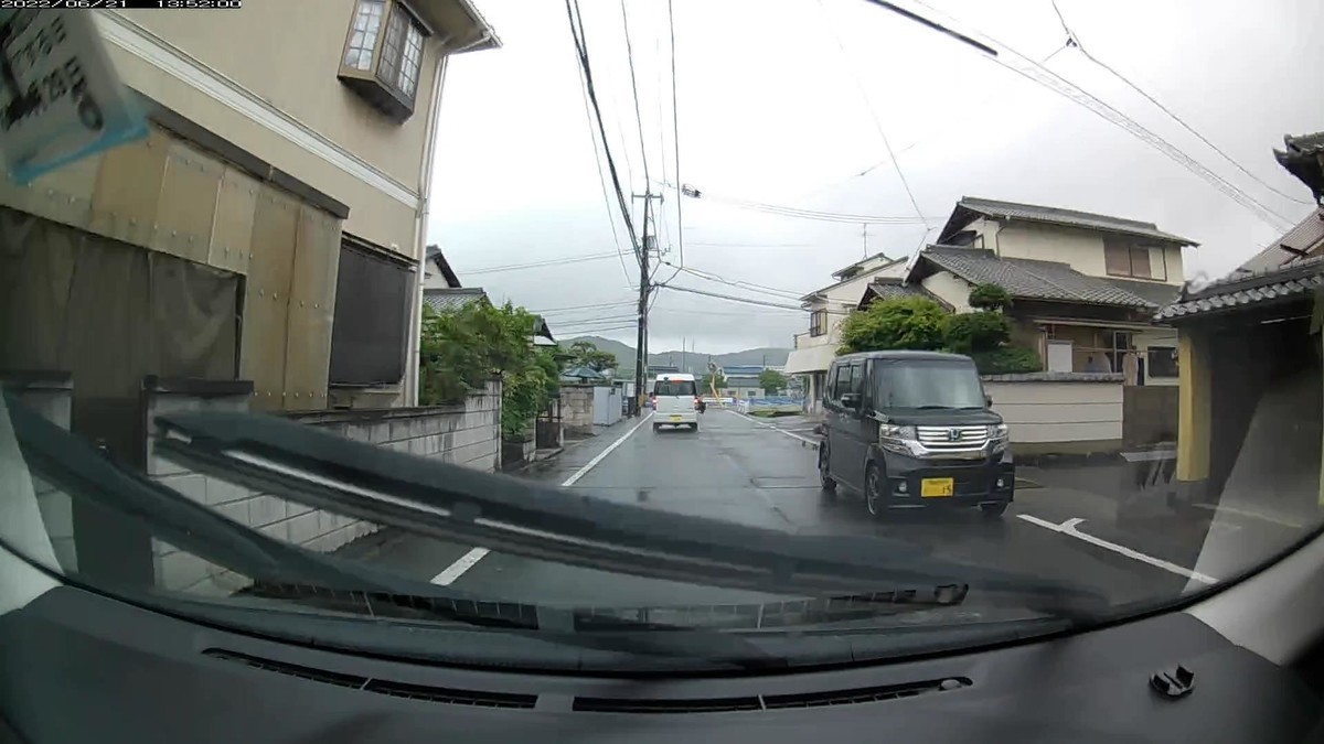 ☆★☆【令和4年6月21日㈫遭遇車リスト】 国道経由ルート、走行距離3500m 自宅 900m圏内(毎日必ず嫌がらせ容疑車が現れる圏内)の登場車総数8台。 目的地300m圏内(上記圏内に次いで嫌がらせ容疑車多発)の登場車総数2台。 〇塗色 遭遇順 車種 ナンバー 自宅からの走行距離(特徴&容疑) ②白 ワンボックス 岡山581 は ・132 50m(3桁ナンバー) ③白 ムーヴカスタム 岡山781 ぬ ・・18 60m(2桁ナンバー) ④銀 デイズ 岡山581 こ ・632 130m(3桁ナンバー) ⑤黒 N-BOX 岡山591 さ ・・15 140m(2桁ナンバー) ⑧白 ムーヴ 岡山585 ふ ・103 230m(3桁ナンバー) ➊白 プレミオ 岡山548 な ・・33 3450m(2桁ナンバー) ※上記の通り、出発地の自宅周辺にも、目的地の仕事場周辺にも、しっかりといつも通りの嫌がらせ容疑要件満足車が現れた。自宅周辺900m圏内に8台、目的地仕事場周辺300mに2台の車が現れたが、その10台の内6台が3桁以下ナンバーであったり、2台目から5台目までが4連続で3桁以下ナンバーであったりするなど、相変わらずの不均衡な遭遇状況である。