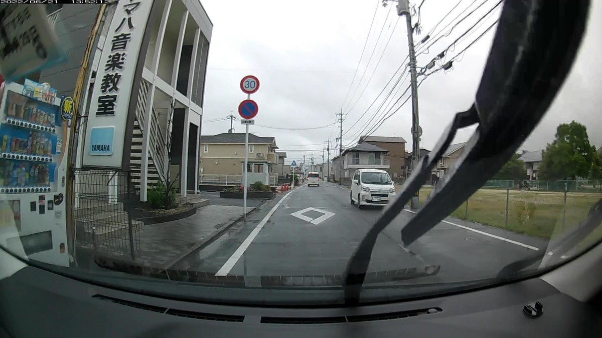 ☆★☆【令和4年6月21日㈫遭遇車リスト】 国道経由ルート、走行距離3500m 自宅 900m圏内(毎日必ず嫌がらせ容疑車が現れる圏内)の登場車総数8台。 目的地300m圏内(上記圏内に次いで嫌がらせ容疑車多発)の登場車総数2台。 〇塗色 遭遇順 車種 ナンバー 自宅からの走行距離(特徴&容疑) ②白 ワンボックス 岡山581 は ・132 50m(3桁ナンバー) ③白 ムーヴカスタム 岡山781 ぬ ・・18 60m(2桁ナンバー) ④銀 デイズ 岡山581 こ ・632 130m(3桁ナンバー) ⑤黒 N-BOX 岡山591 さ ・・15 140m(2桁ナンバー) ⑧白 ムーヴ 岡山585 ふ ・103 230m(3桁ナンバー) ➊白 プレミオ 岡山548 な ・・33 3450m(2桁ナンバー) ※上記の通り、出発地の自宅周辺にも、目的地の仕事場周辺にも、しっかりといつも通りの嫌がらせ容疑要件満足車が現れた。自宅周辺900m圏内に8台、目的地仕事場周辺300mに2台の車が現れたが、その10台の内6台が3桁以下ナンバーであったり、2台目から5台目までが4連続で3桁以下ナンバーであったりするなど、相変わらずの不均衡な遭遇状況である。