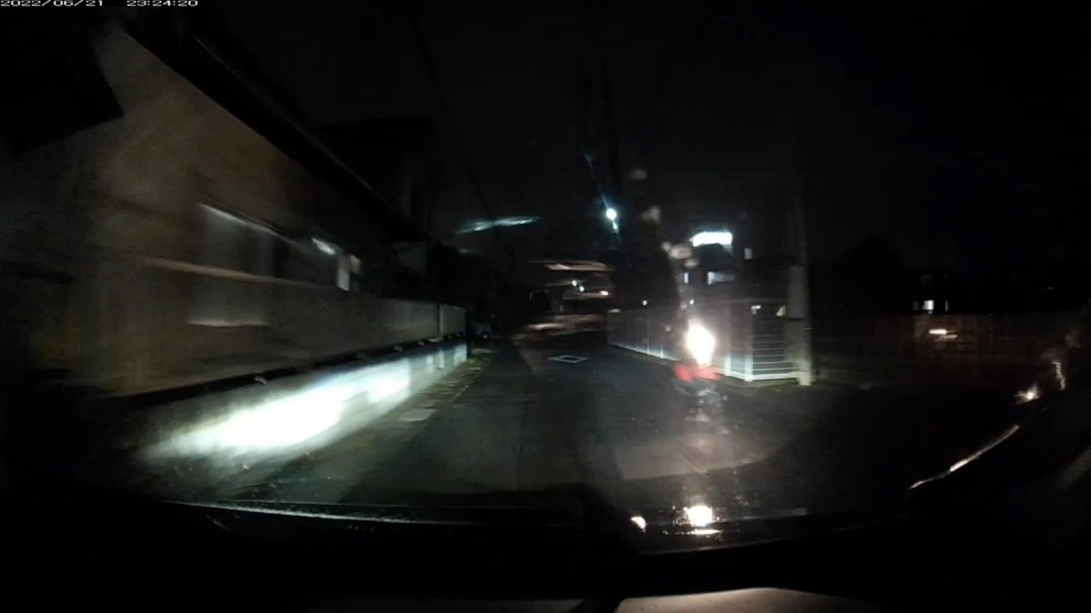 【令和４年６月２１日㈫深夜遭遇車リスト】  遭遇５台。旧街道（旧山陽道）経由ルート３０００ｍ。  ①黒　軽自動車　　　　岡山５８〇　う　・・３１　　　５０ｍ（２桁ナンバー）  ②白　ワンボックス軽　岡山１８０　〇　・８５６　　４００ｍ（３桁ナンバー）  ③黄　エッセ　　　　　岡山５８５　ち　・６０１　　４００ｍ（黄＆３連続３桁以下）  ④銀　ワンボックス軽　岡山５８３　せ　８１３０　　５００ｍ（赤関連ナンバー）  ⑤赤　原付　　　　　　　　　　　　　　　　　　　１８００ｍ（赤塗色）  　※また、５台遭遇ですべてが容疑要件満足車。  　※８１３０は、「レッドウイングブーツ」の品番という意味で、ＲＥＤ、赤と関連したナンバー。