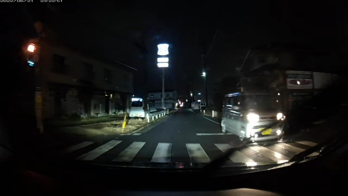 【令和４年６月２１日㈫深夜遭遇車リスト】  遭遇５台。旧街道（旧山陽道）経由ルート３０００ｍ。  ①黒　軽自動車　　　　岡山５８〇　う　・・３１　　　５０ｍ（２桁ナンバー）  ②白　ワンボックス軽　岡山１８０　〇　・８５６　　４００ｍ（３桁ナンバー）  ③黄　エッセ　　　　　岡山５８５　ち　・６０１　　４００ｍ（黄＆３連続３桁以下）  ④銀　ワンボックス軽　岡山５８３　せ　８１３０　　５００ｍ（赤関連ナンバー）  ⑤赤　原付　　　　　　　　　　　　　　　　　　　１８００ｍ（赤塗色）  　※また、５台遭遇ですべてが容疑要件満足車。  　※８１３０は、「レッドウイングブーツ」の品番という意味で、ＲＥＤ、赤と関連したナンバー。