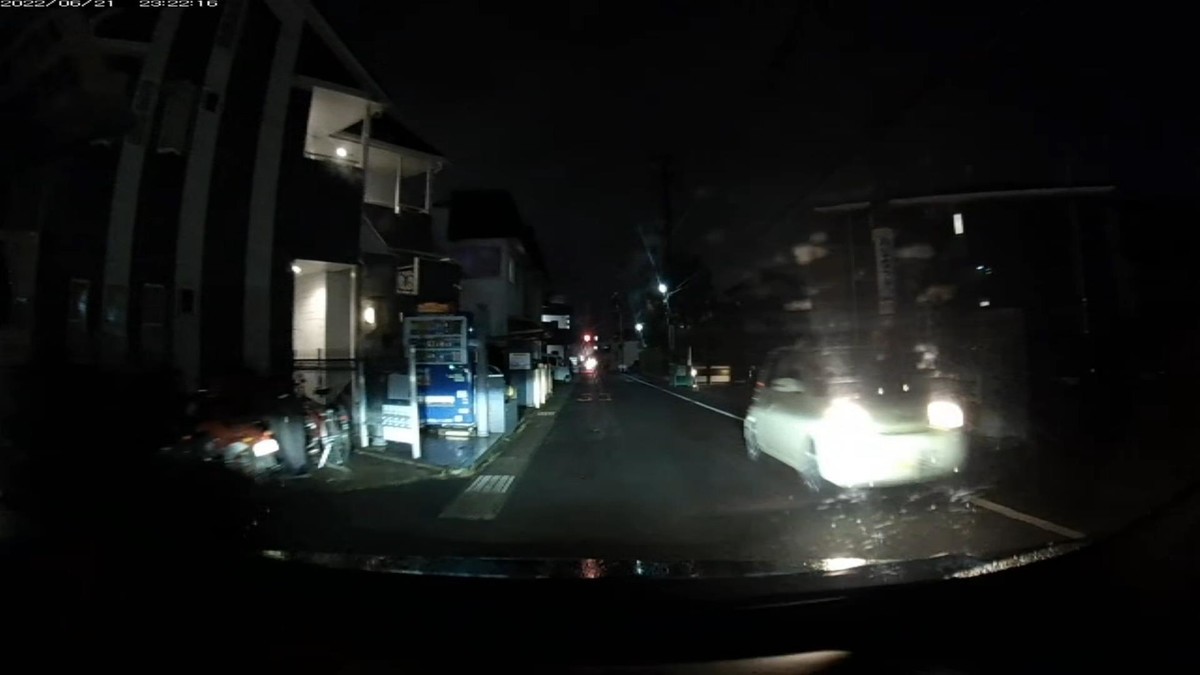 【令和４年６月２１日㈫深夜遭遇車リスト】  遭遇５台。旧街道（旧山陽道）経由ルート３０００ｍ。  ①黒　軽自動車　　　　岡山５８〇　う　・・３１　　　５０ｍ（２桁ナンバー）  ②白　ワンボックス軽　岡山１８０　〇　・８５６　　４００ｍ（３桁ナンバー）  ③黄　エッセ　　　　　岡山５８５　ち　・６０１　　４００ｍ（黄＆３連続３桁以下）  ④銀　ワンボックス軽　岡山５８３　せ　８１３０　　５００ｍ（赤関連ナンバー）  ⑤赤　原付　　　　　　　　　　　　　　　　　　　１８００ｍ（赤塗色）  　※また、５台遭遇ですべてが容疑要件満足車。  　※８１３０は、「レッドウイングブーツ」の品番という意味で、ＲＥＤ、赤と関連したナンバー。