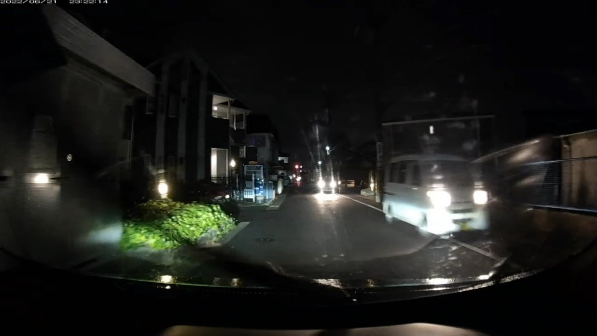 【令和４年６月２１日㈫深夜遭遇車リスト】  遭遇５台。旧街道（旧山陽道）経由ルート３０００ｍ。  ①黒　軽自動車　　　　岡山５８〇　う　・・３１　　　５０ｍ（２桁ナンバー）  ②白　ワンボックス軽　岡山１８０　〇　・８５６　　４００ｍ（３桁ナンバー）  ③黄　エッセ　　　　　岡山５８５　ち　・６０１　　４００ｍ（黄＆３連続３桁以下）  ④銀　ワンボックス軽　岡山５８３　せ　８１３０　　５００ｍ（赤関連ナンバー）  ⑤赤　原付　　　　　　　　　　　　　　　　　　　１８００ｍ（赤塗色）  　※また、５台遭遇ですべてが容疑要件満足車。  　※８１３０は、「レッドウイングブーツ」の品番という意味で、ＲＥＤ、赤と関連したナンバー。